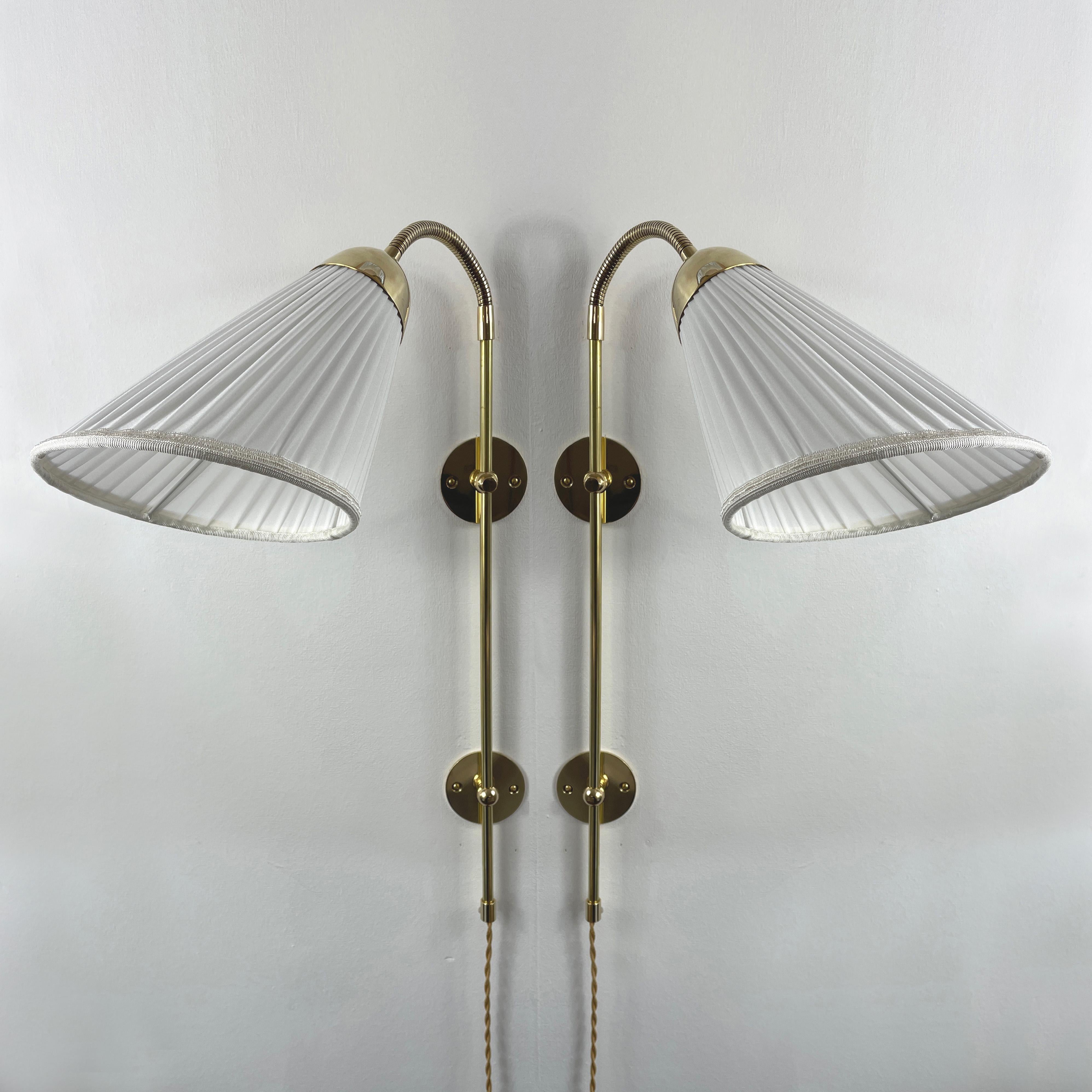 Apliques de latón y tela de diseño sueco, años 50

Las lámparas presentan un diseño sueco de mediados de siglo de la década de 1950, elegante y estilizado, caracterizado por brazos ajustables de latón y pantallas de tela blanca crema plisada. Su