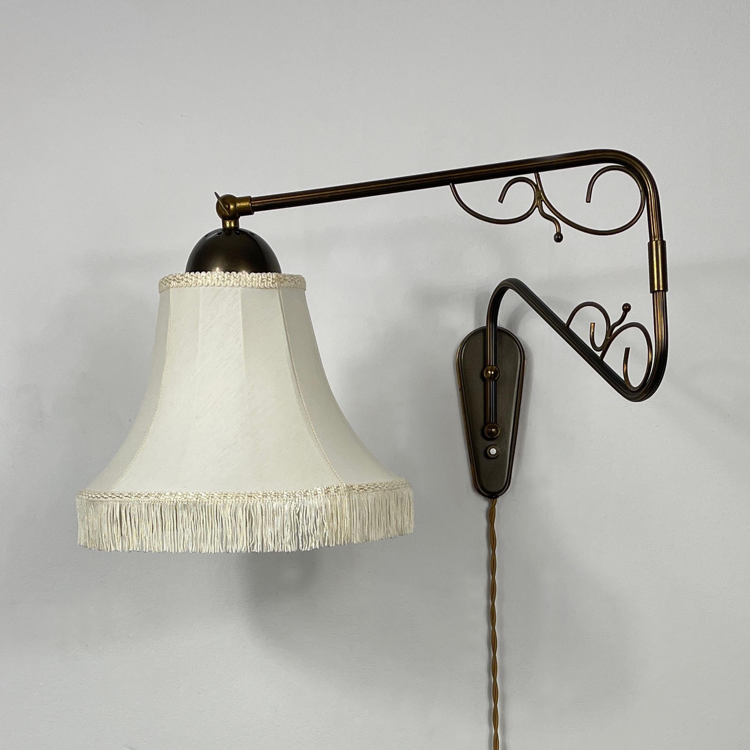 Art déco Applique articulée en laiton et tissu, Suède, années 1940 en vente