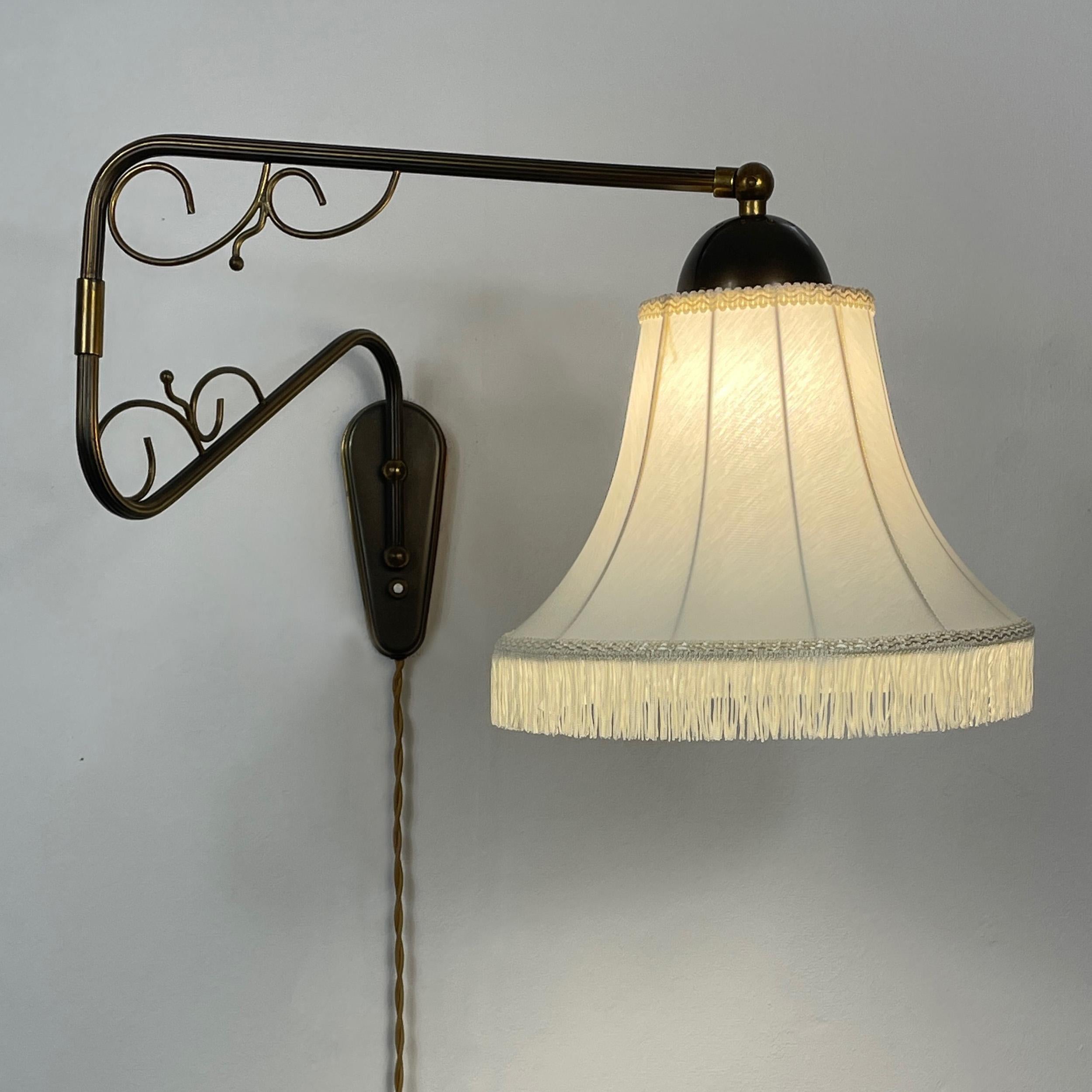 Milieu du XXe siècle Applique articulée en laiton et tissu, Suède, années 1940 en vente