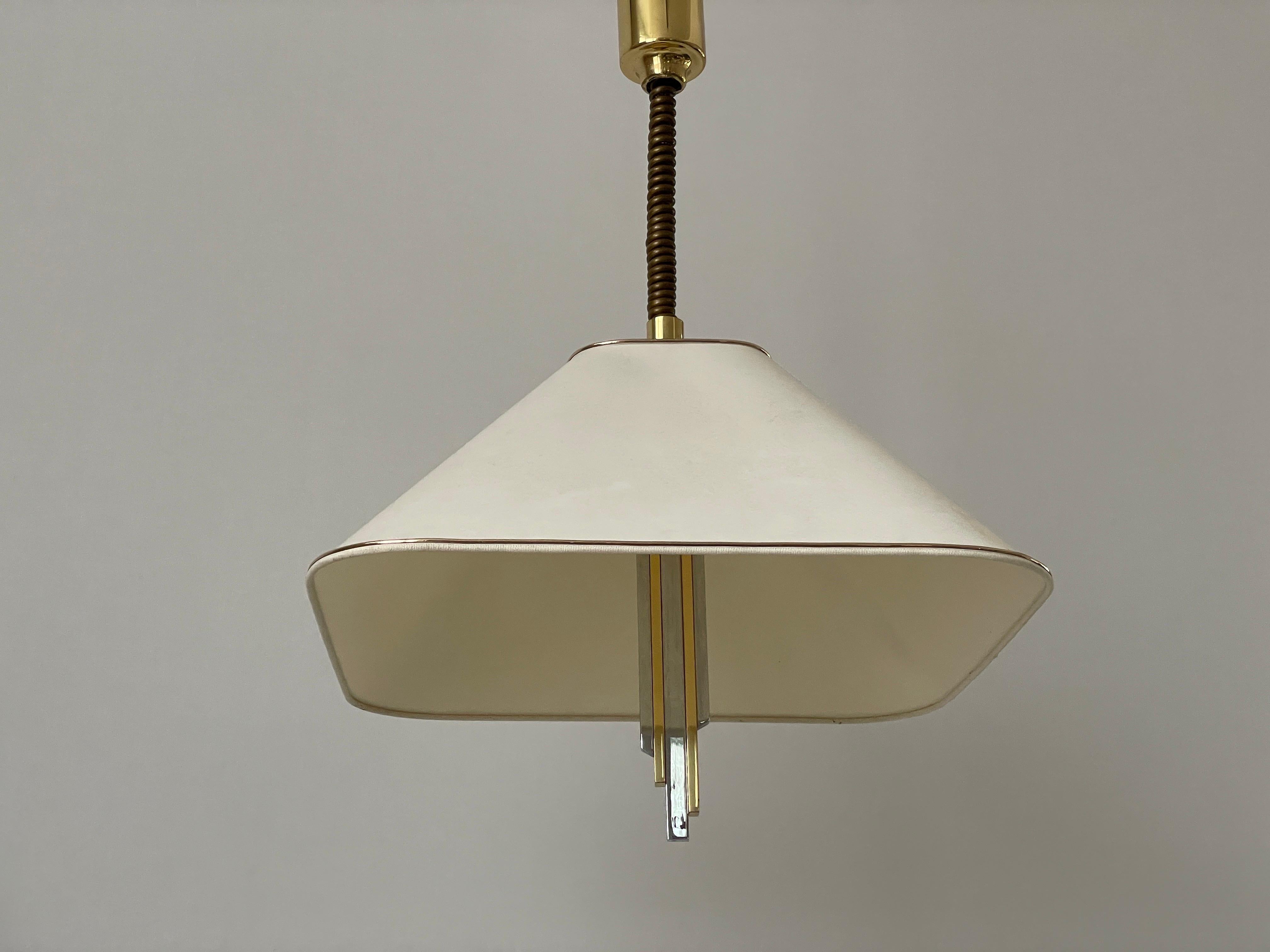 Lampada a sospensione con paralume in ottone e tessuto di Schulz-Adam Leuchten, anni '80, Germania

Paralume grande regolabile.

Corpo in ottone e paralume in tessuto
Prodotto in Germania


Questa lampada funziona con  2x lampadine francesi
