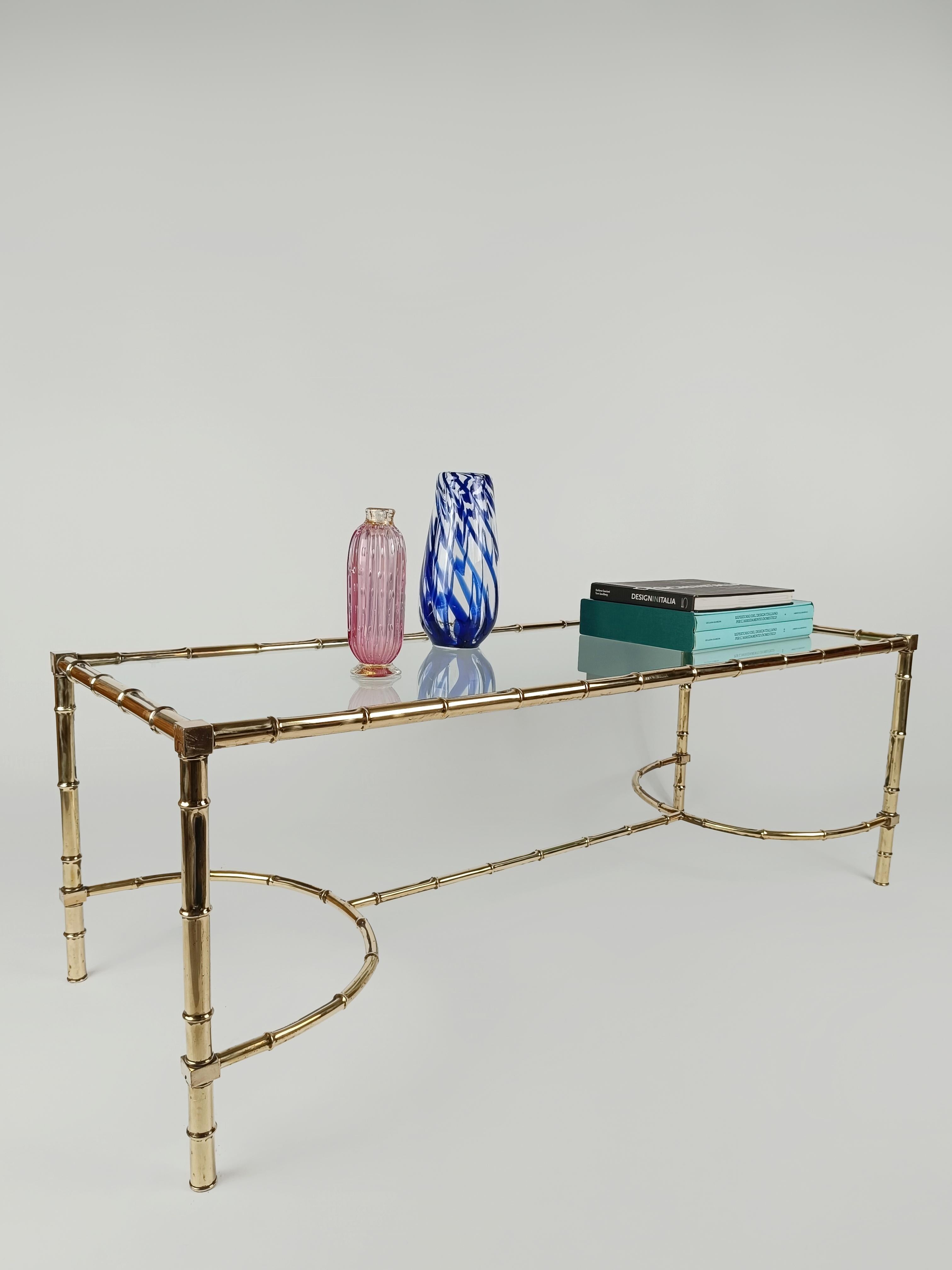 Mid-Century Modern  Table basse italienne en laiton, faux bambou et verre dans le style de la Maison Baguès en vente