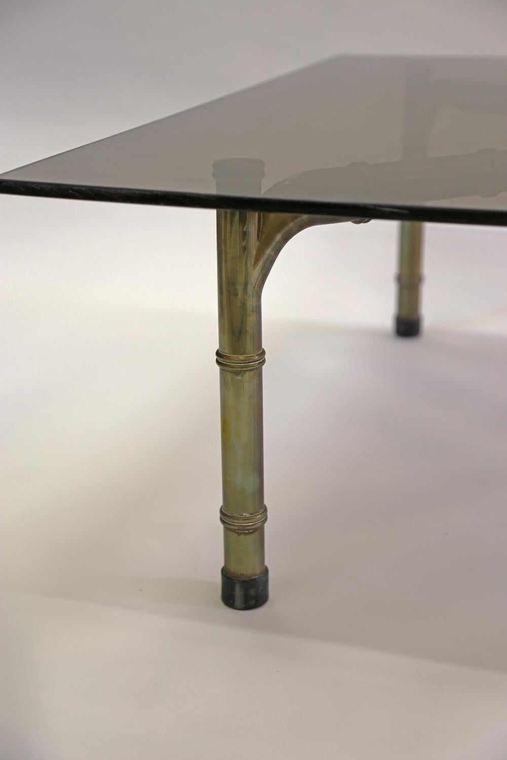 Table basse vintage en laiton faux bambou avec plateau en verre fumé

