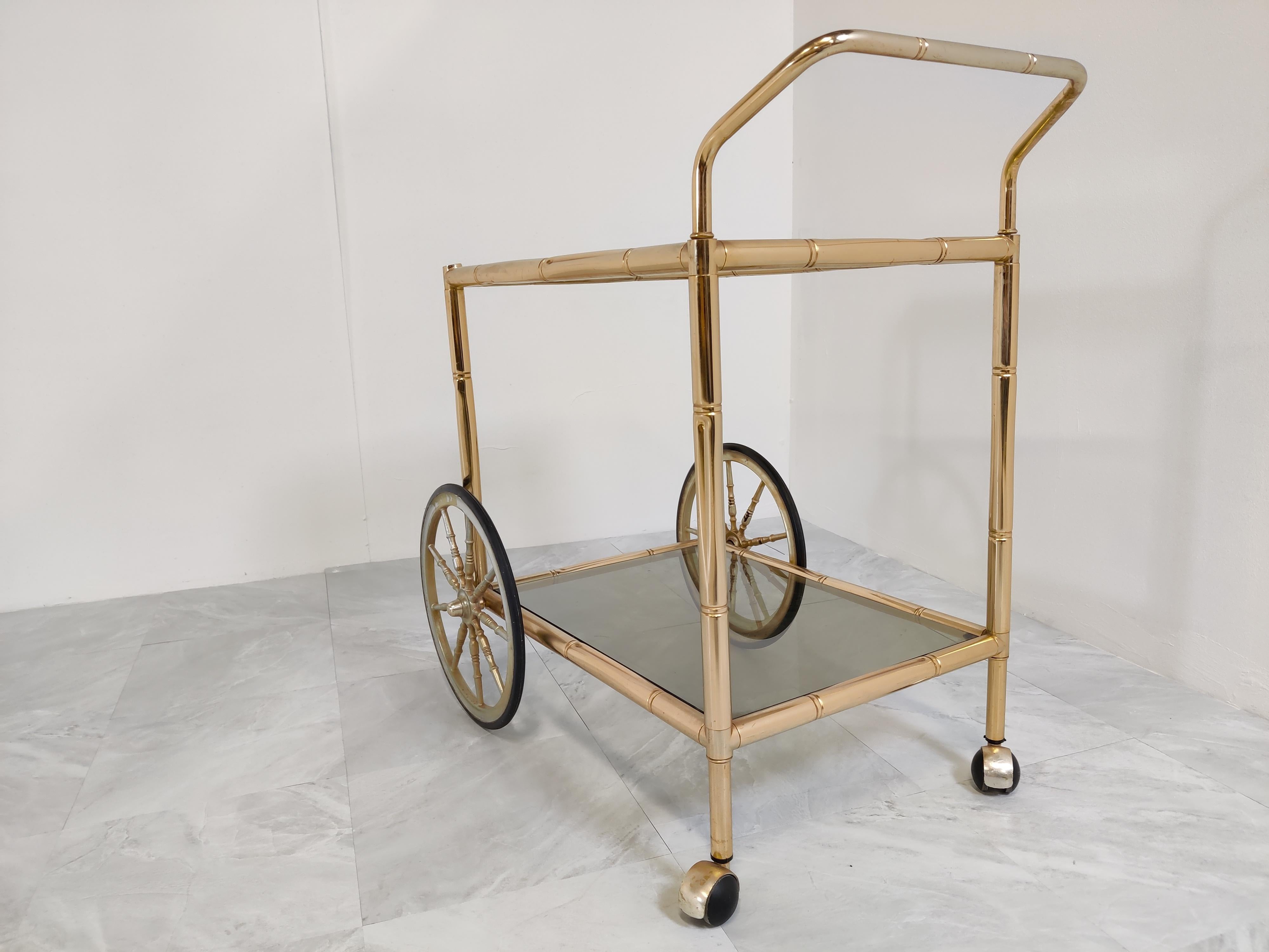 Elegant mid century faux bamboo brass serving trolley with smoked glass.

1970s- France

Good condition with normal age related wear

Dimensions:

Height: 75cm/29.52