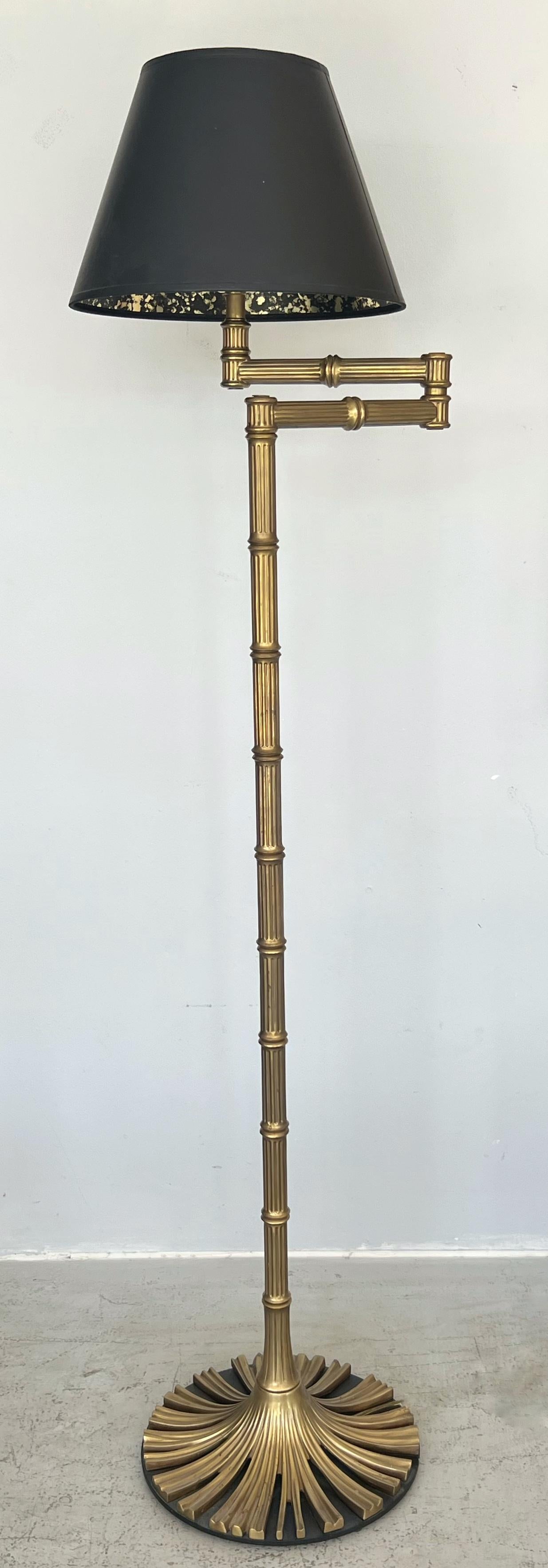 Una meravigliosa lampada da terra in ottone di Chapman. Design in finto bambù con braccio girevole estensibile. Bello e pesante. Molto stabile.