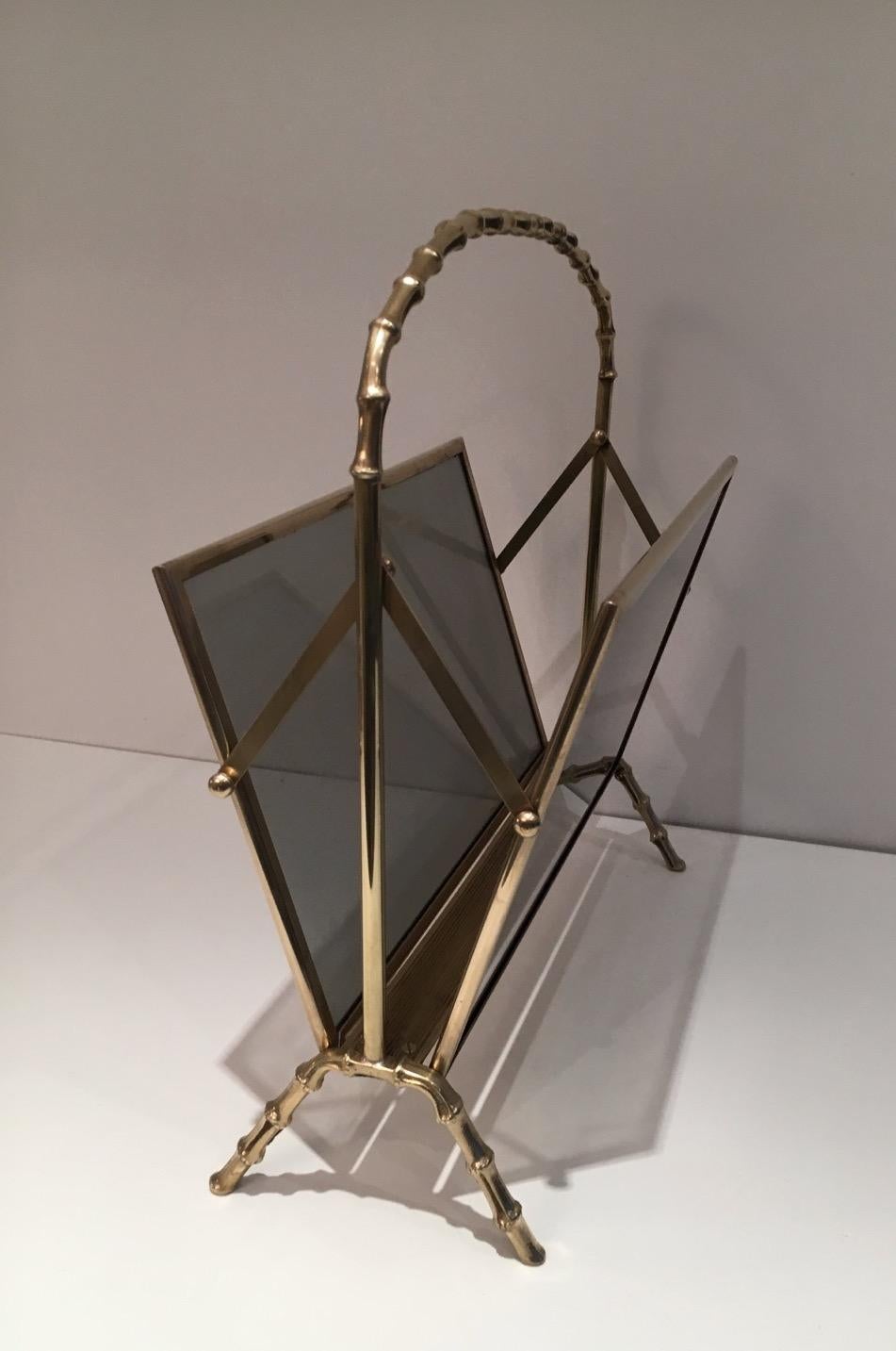 Revistero de latón imitación bambú con paneles de cristal tintado a cada lado. Francés w en venta 7