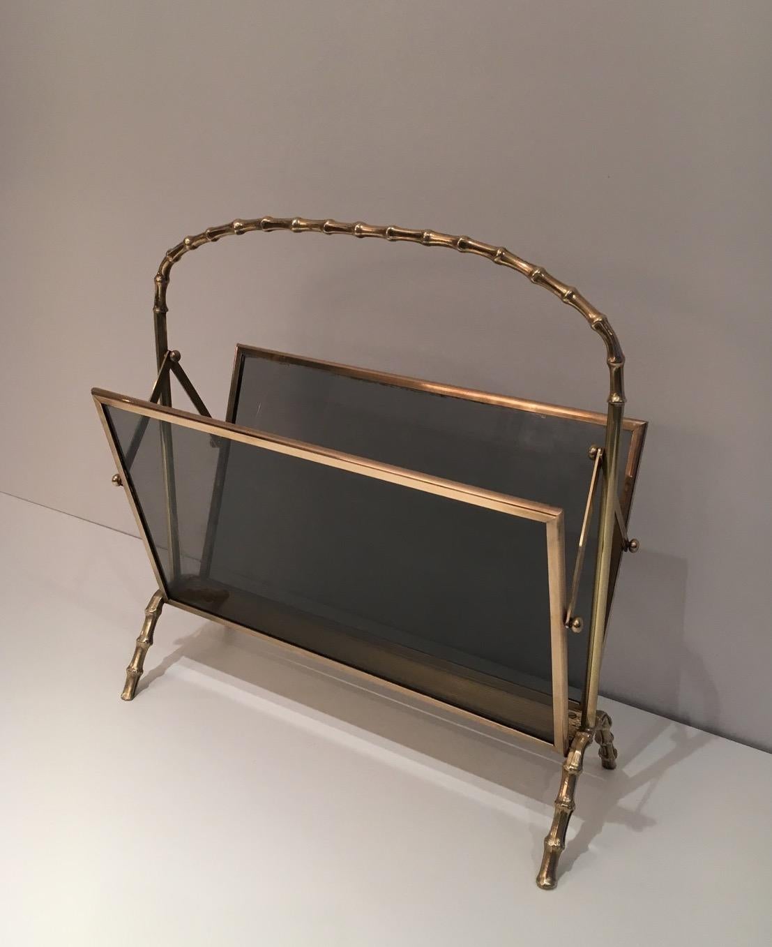 Este revistero de imitación de bambú es muy bonito y está hecho de bronce con paneles de cristal verdoso a cada lado. Se trata de una obra francesa de Maison Baguès. Alrededor de 1940