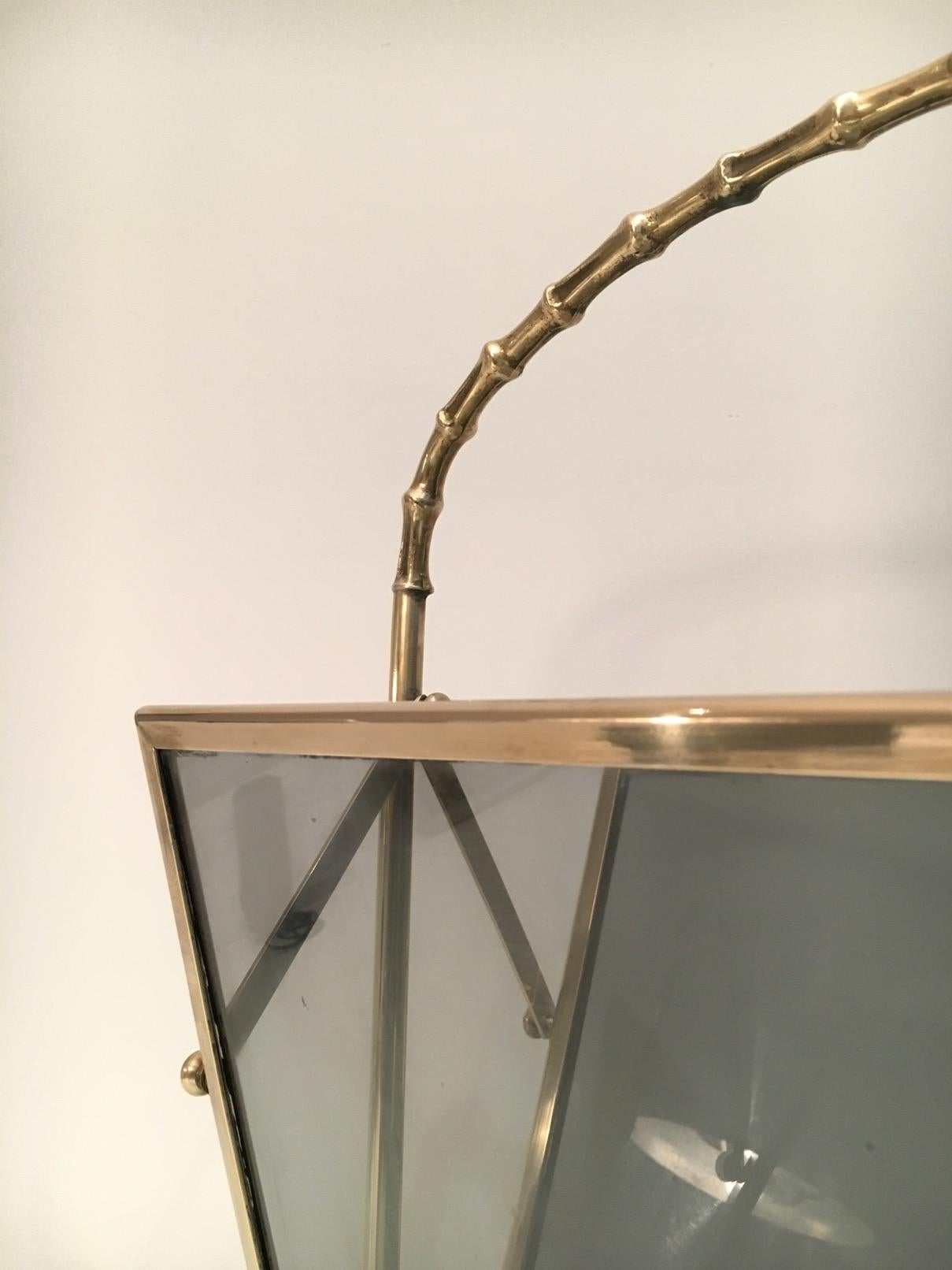 Revistero de latón imitación bambú con paneles de cristal tintado a cada lado. Francés w en Bueno estado para la venta en Marcq-en-Barœul, Hauts-de-France