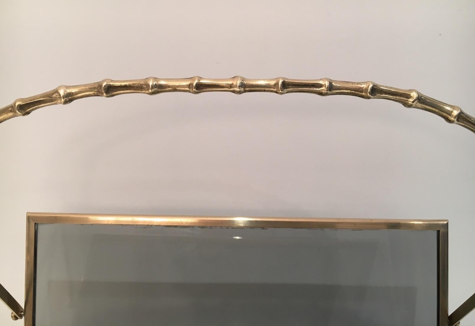 Revistero de latón imitación bambú con paneles de cristal tintado a cada lado. Francés w mediados del siglo XX en venta