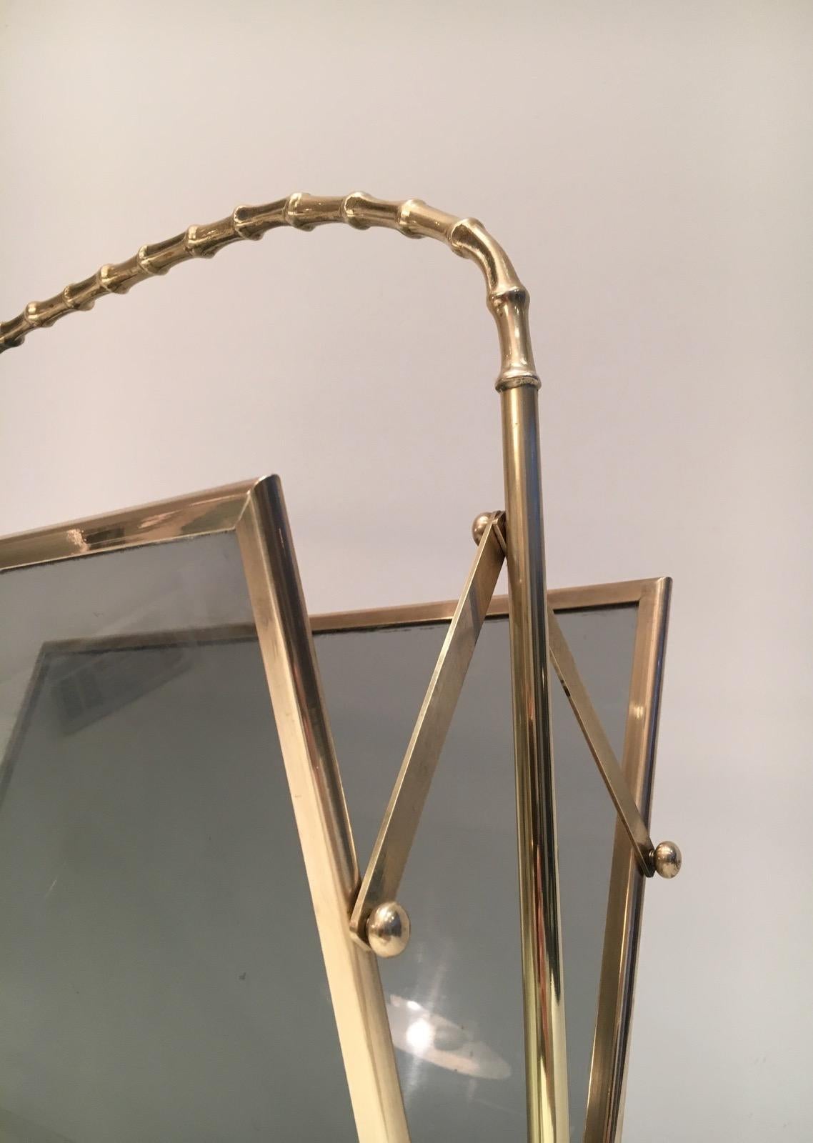 Revistero de latón imitación bambú con paneles de cristal tintado a cada lado. Francés w Bronce en venta