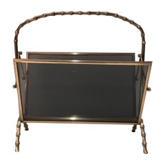 Porte-revues en laiton et faux bambou avec panneaux de verre teintés de chaque côté. Français w