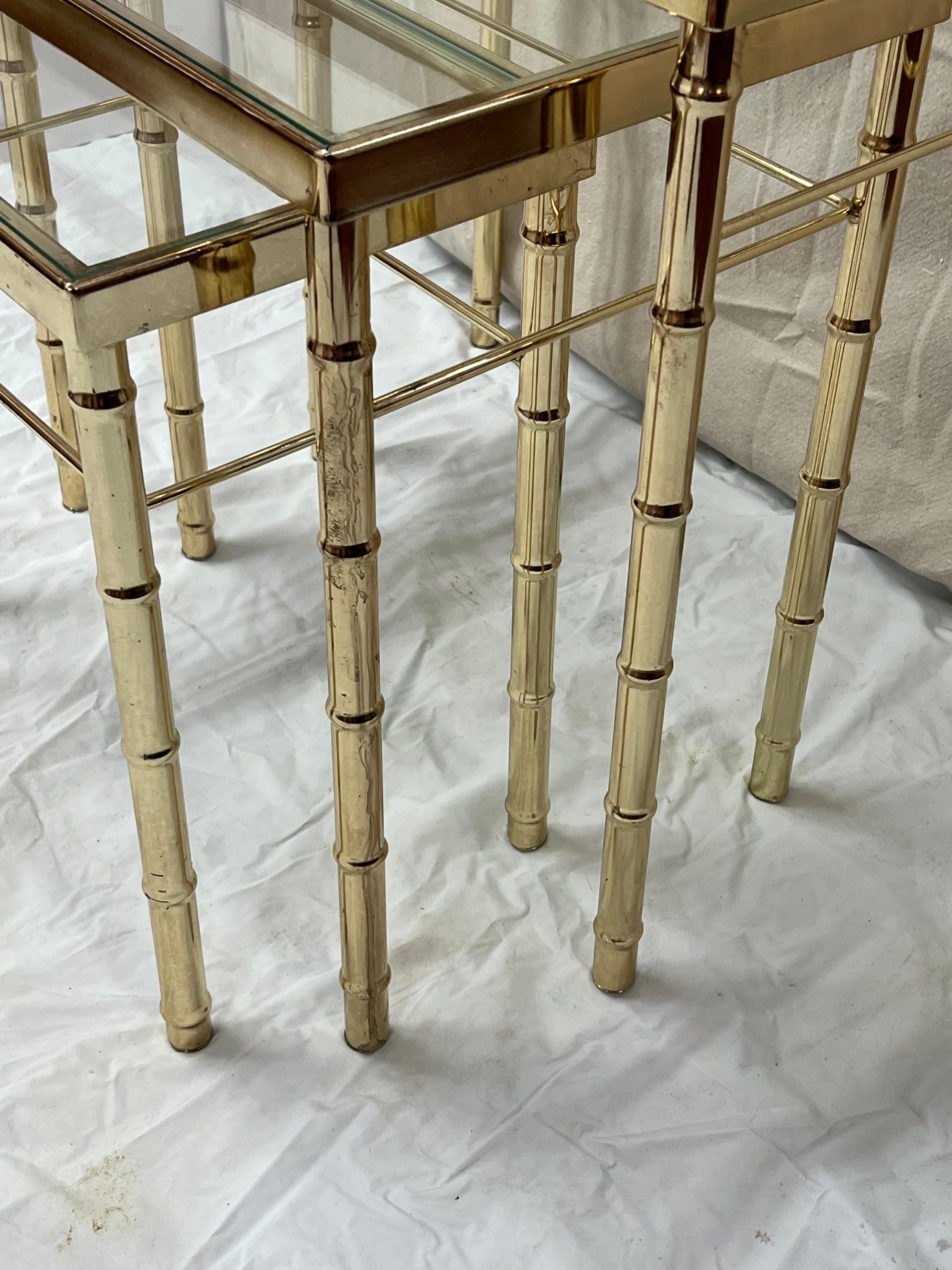 Ensemble de tables gigognes en laiton et faux bambou en vente 6