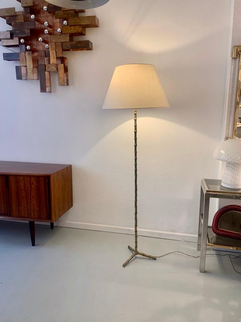 Elegant brass faux bamboo tripod floor lamp manufactured by Maison Baguès, France ca. 1970s.
New structured paper shade.
Measures: H 180 x D 60 cm.
Maison Baguès produced many furniture or lamps ( coffee, console or occasional tables, table or floor