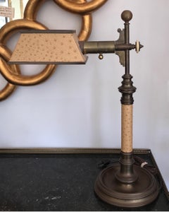 Lampe de bureau de banquier en laiton et fausse autruche par Chapman