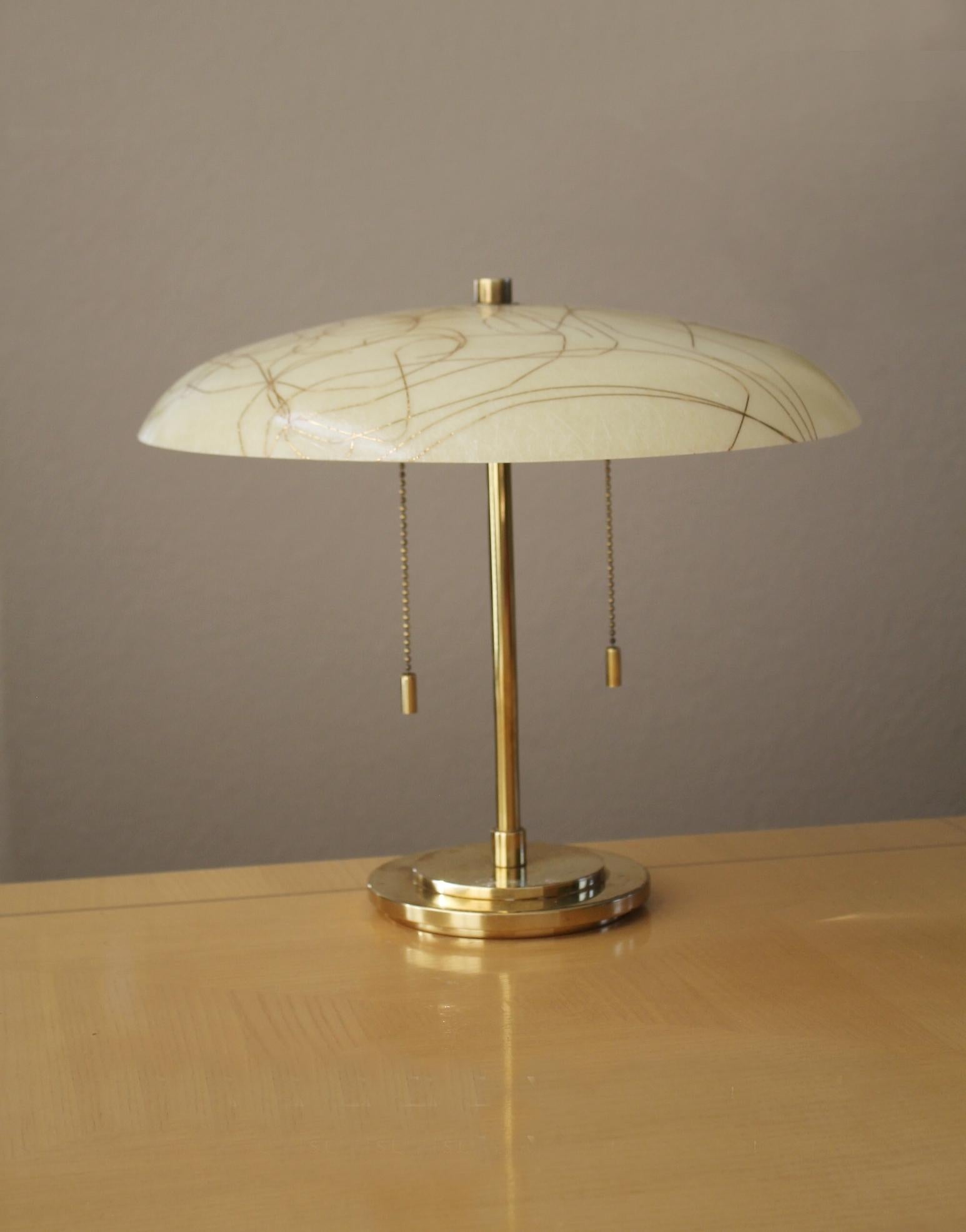 Messing & Fiberglas Schreibtischlampe nach Paavo Tynell Taito 50s Mid Century Wunderschön! (Finnisch) im Angebot
