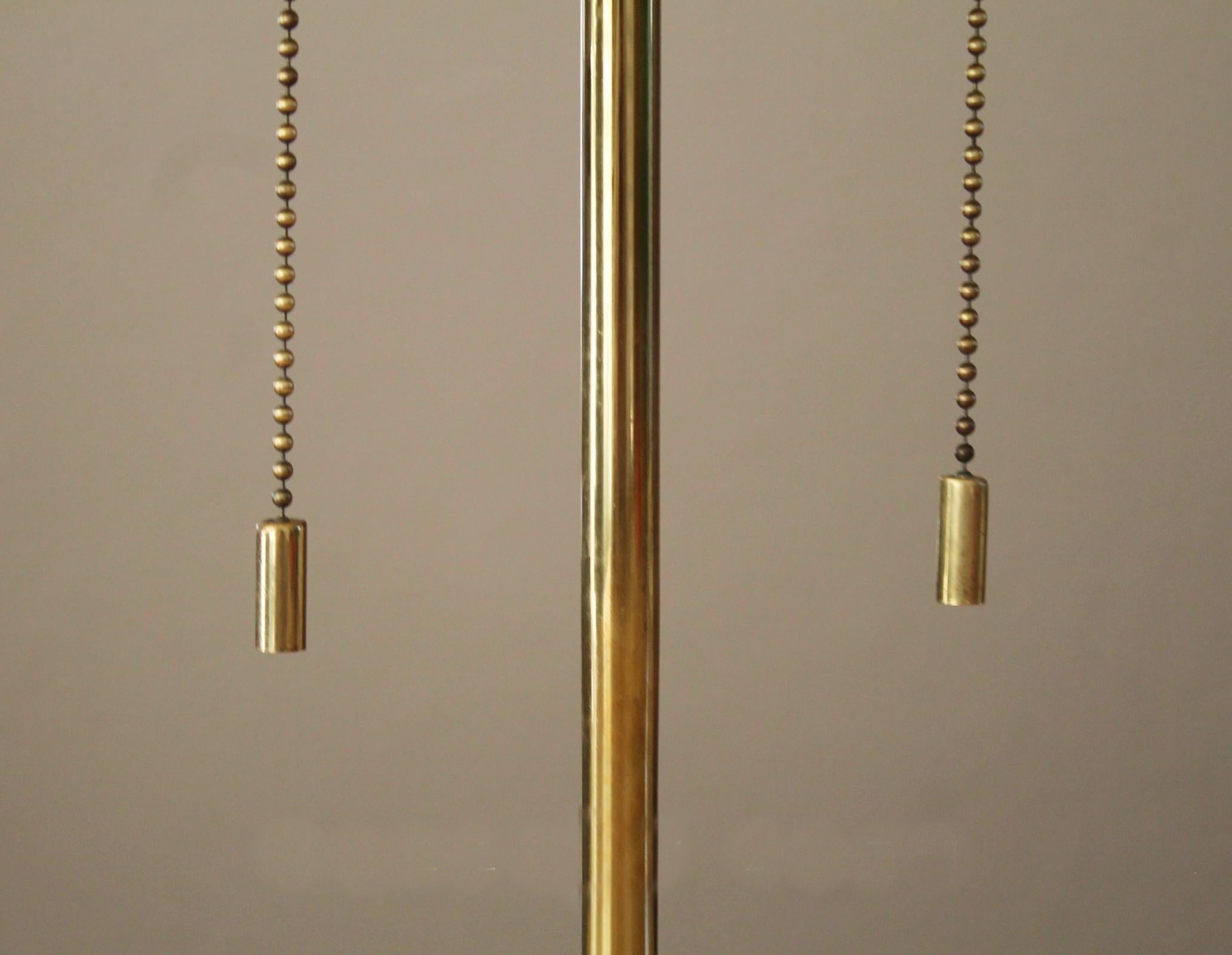 Messing & Fiberglas Schreibtischlampe nach Paavo Tynell Taito 50s Mid Century Wunderschön! im Zustand „Gut“ im Angebot in Peoria, AZ