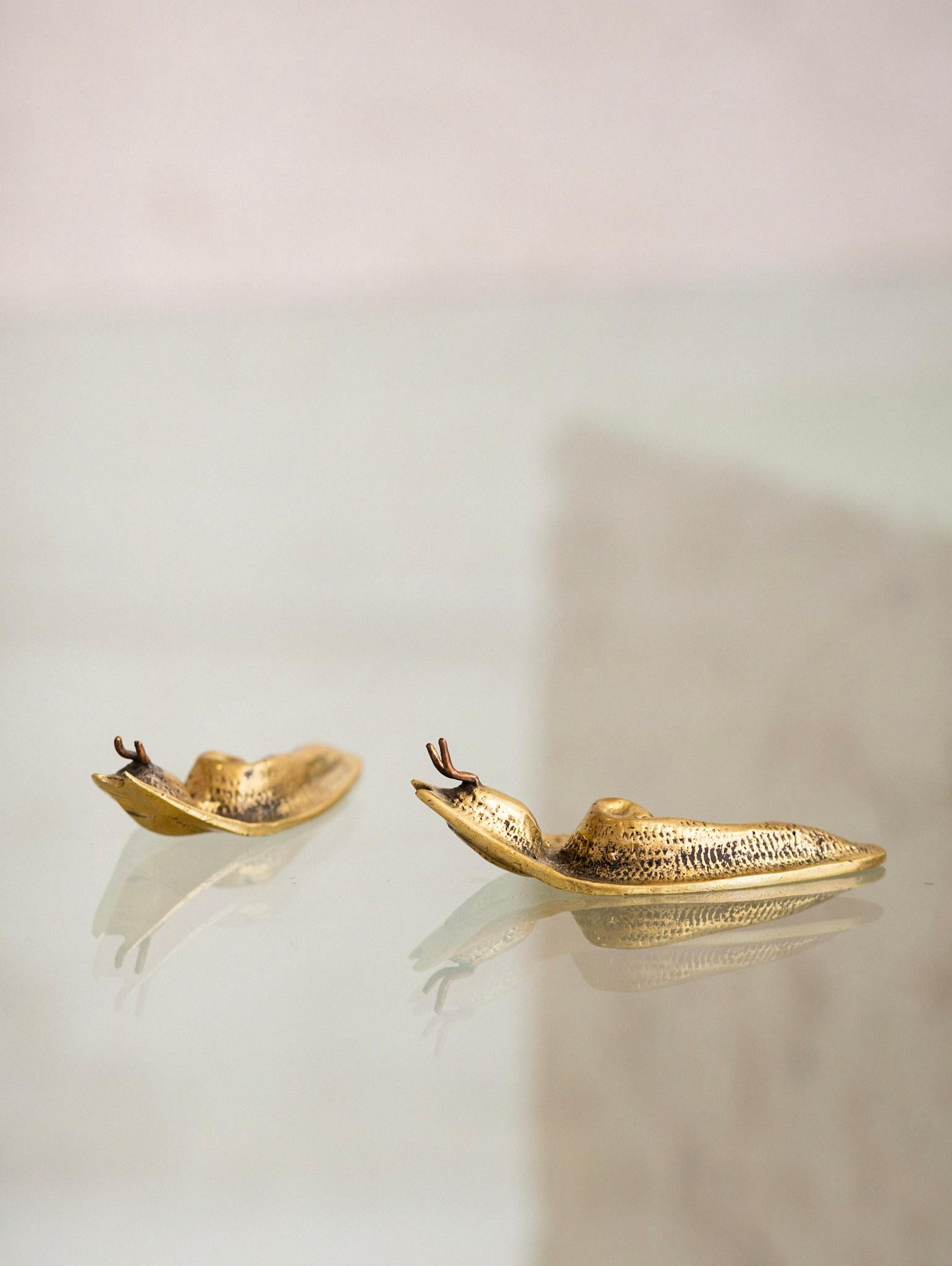 Objet d'art babosa figurada de latón, pareja en Bueno Estado en Brooklyn, NY