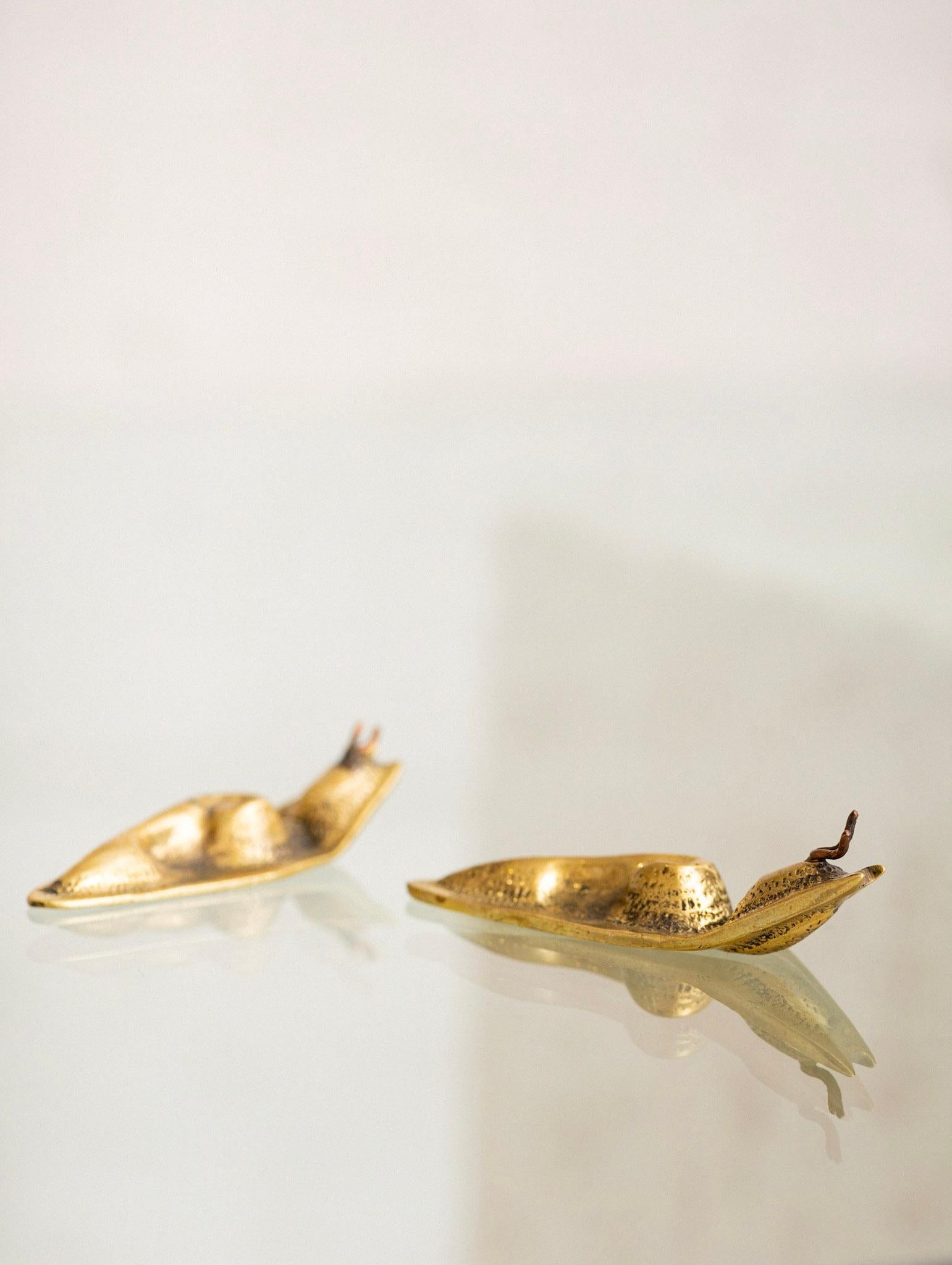 Objet d'art babosa figurada de latón, pareja siglo XX