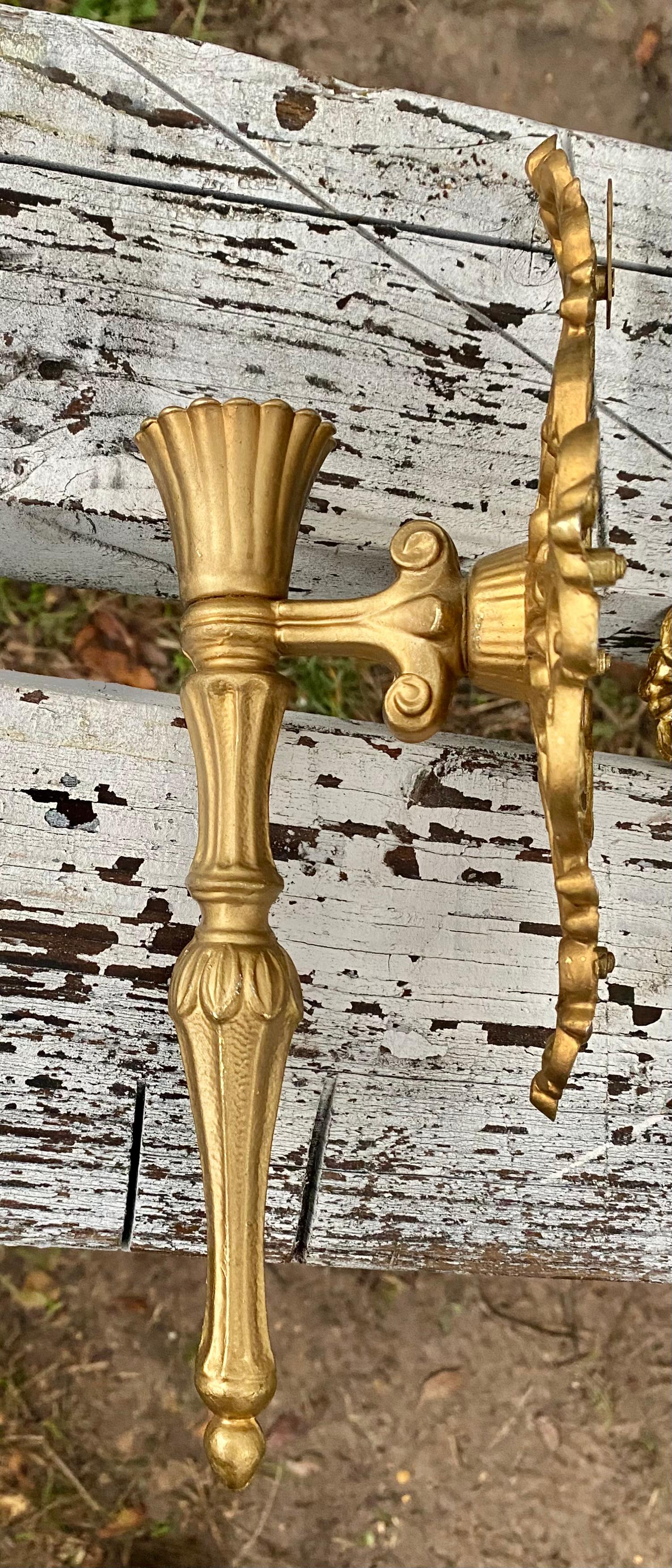 Fatto a mano Candelabri da parete in filigrana d'ottone - una coppia in vendita