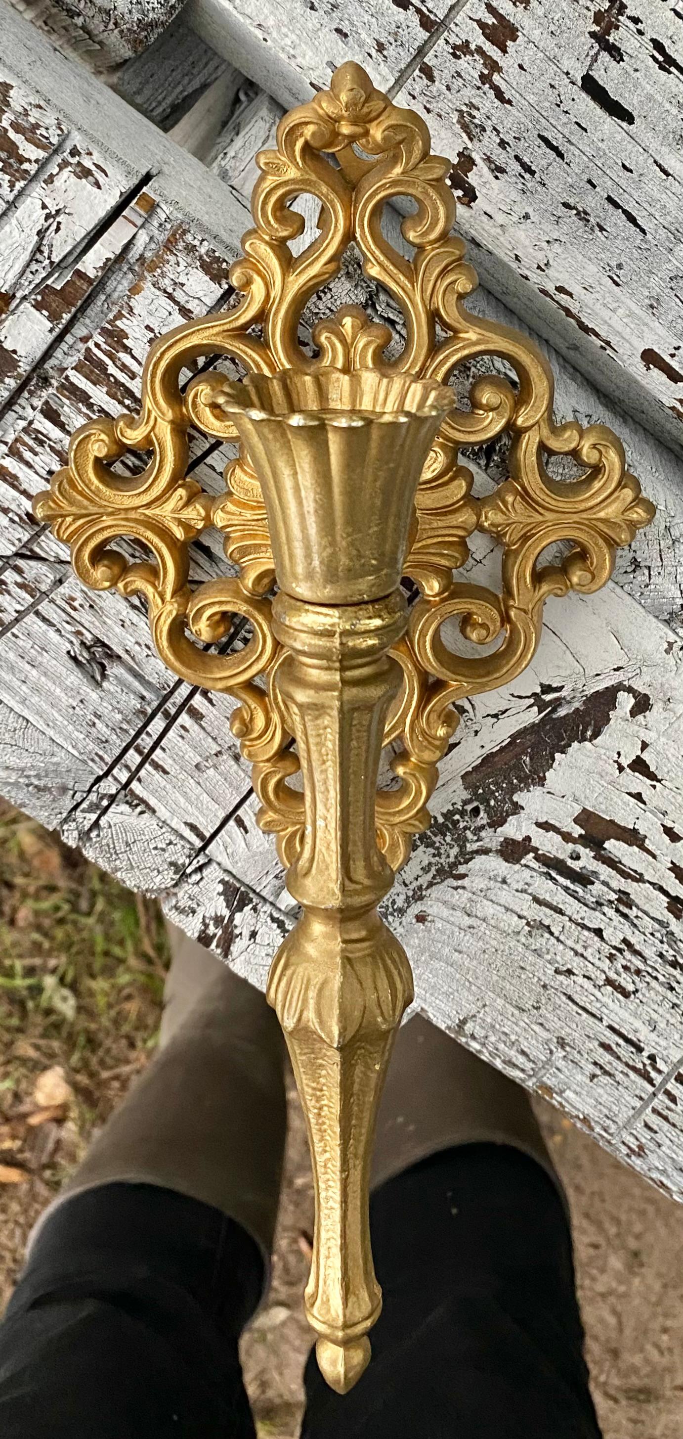 Candelabri da parete in filigrana d'ottone - una coppia In condizioni buone in vendita a Round Top, TX
