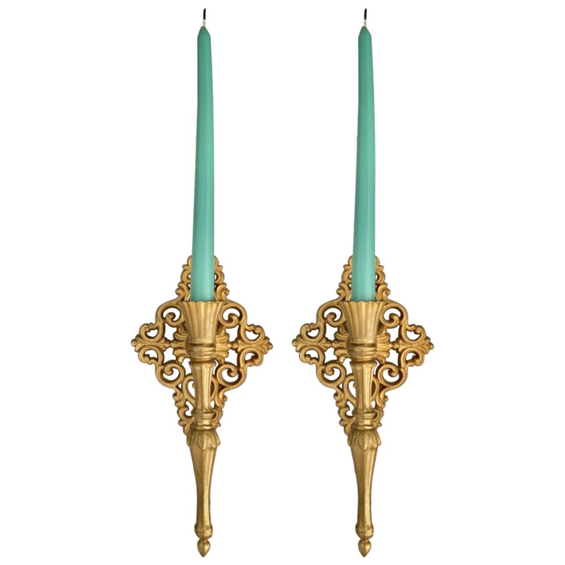Par de candelabros colgantes de filigrana de latón
