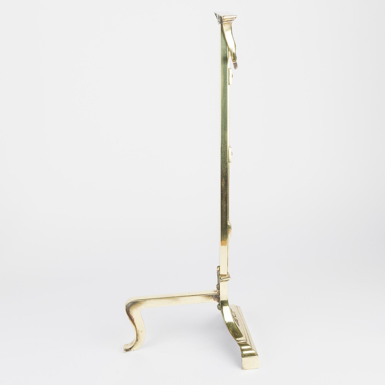 Set di accompagnamento per caminetto in ottone con coppia di cani da tiro con attrezzi da fuoco appesi in vendita 4