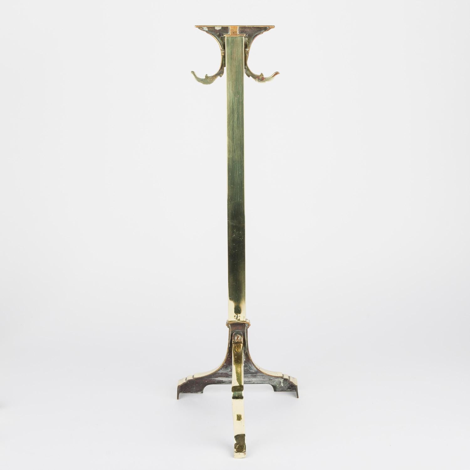 Set di accompagnamento per caminetto in ottone con coppia di cani da tiro con attrezzi da fuoco appesi in vendita 5