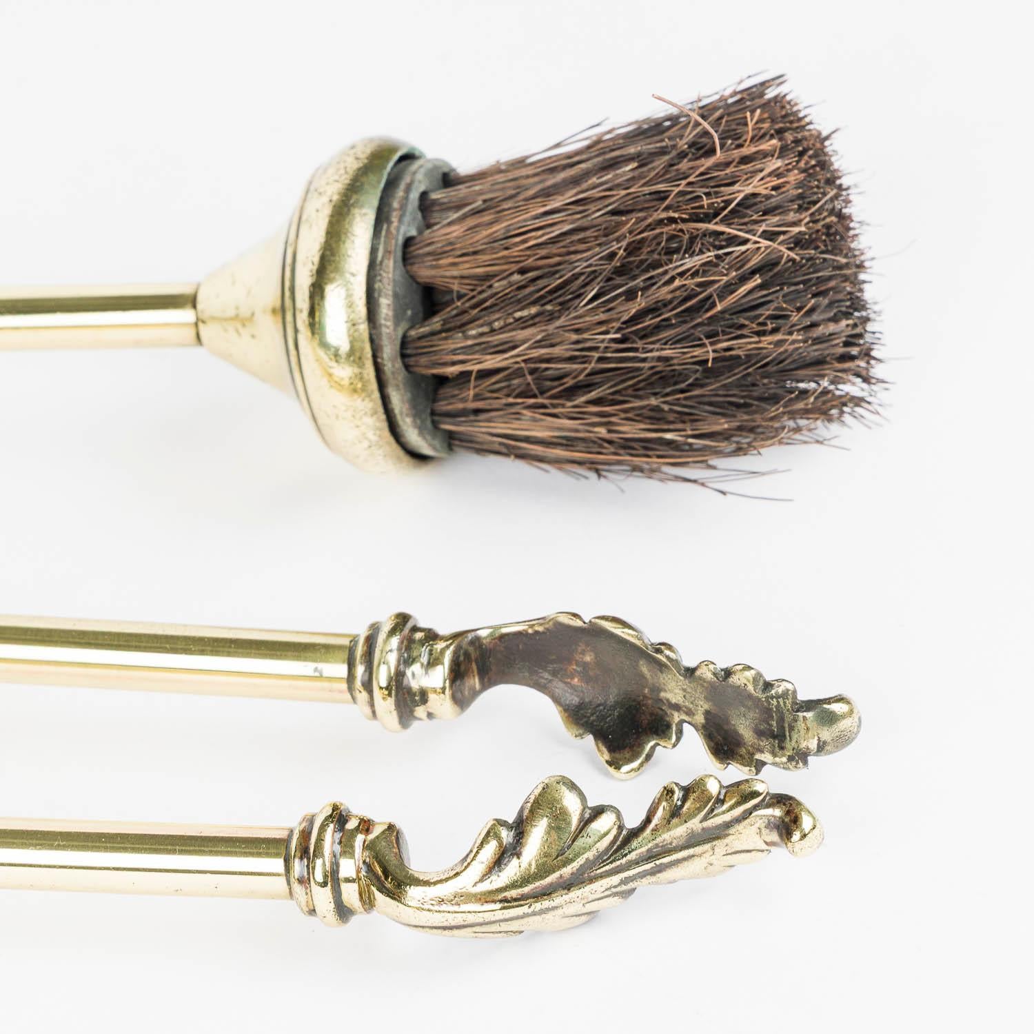 Set di accompagnamento per caminetto in ottone con coppia di cani da tiro con attrezzi da fuoco appesi in vendita 6