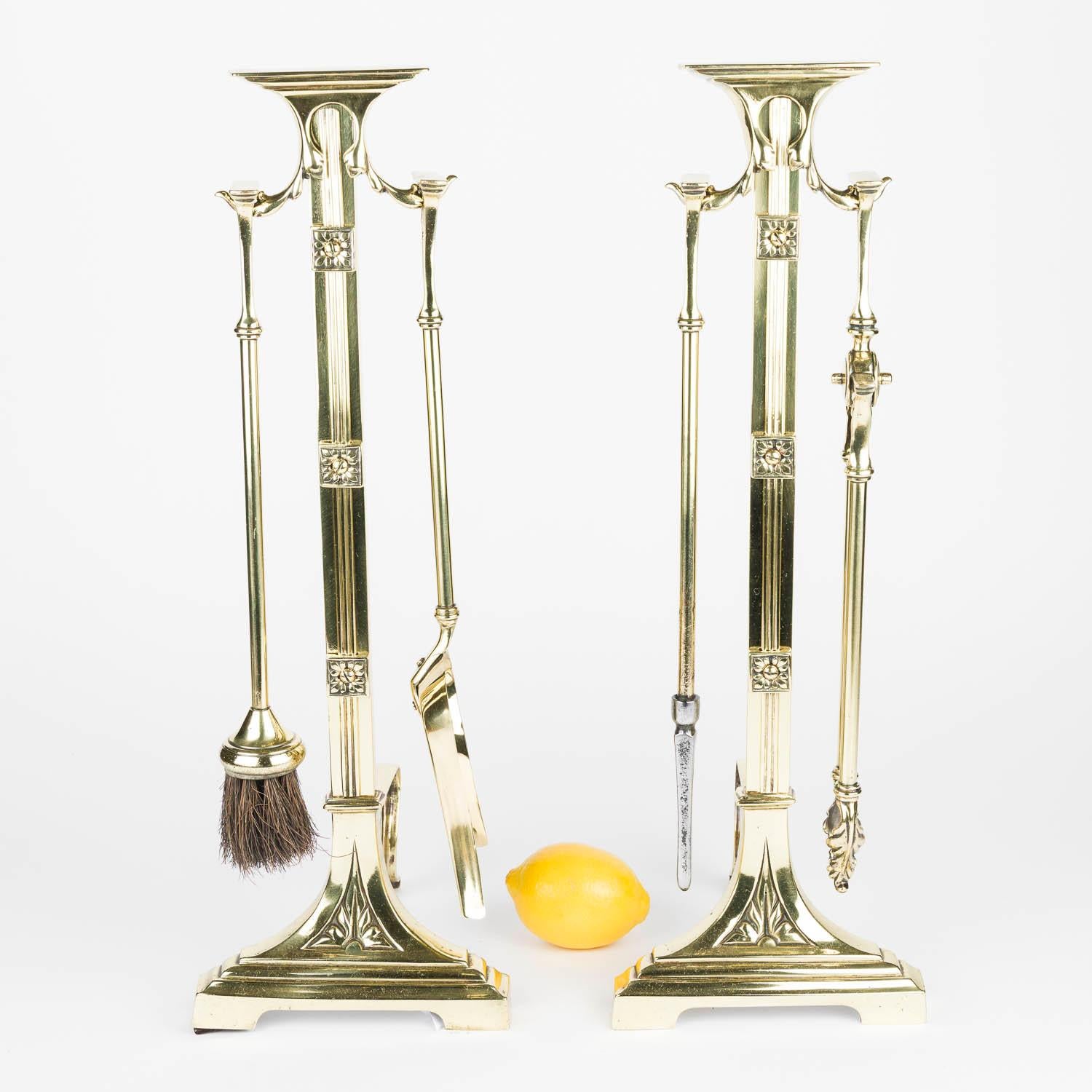 Set di accompagnamento per caminetto in ottone con coppia di cani da tiro con attrezzi da fuoco appesi in vendita 7