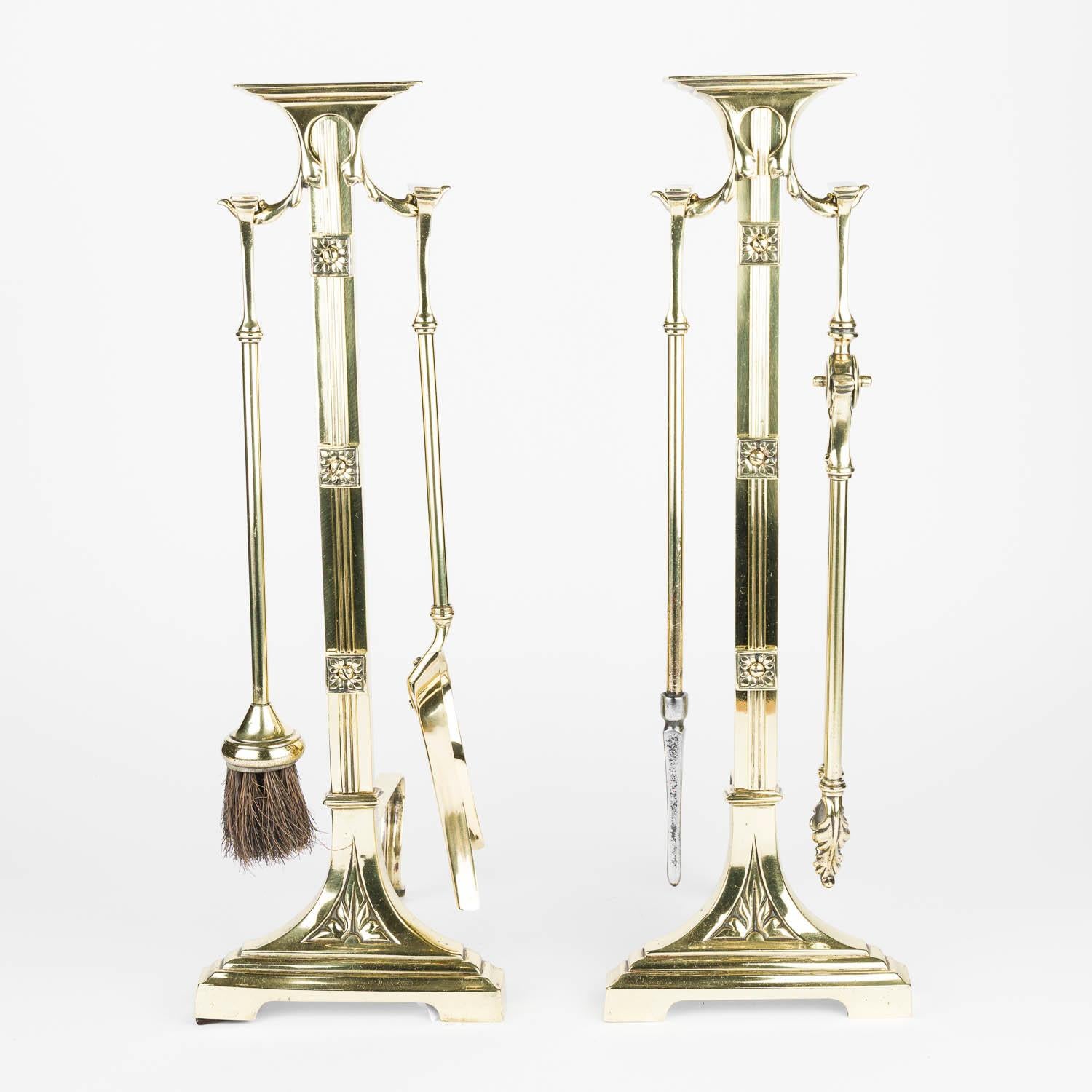 Set di accompagnamento per caminetto in ottone con coppia di cani da tiro con attrezzi da fuoco appesi in vendita 8