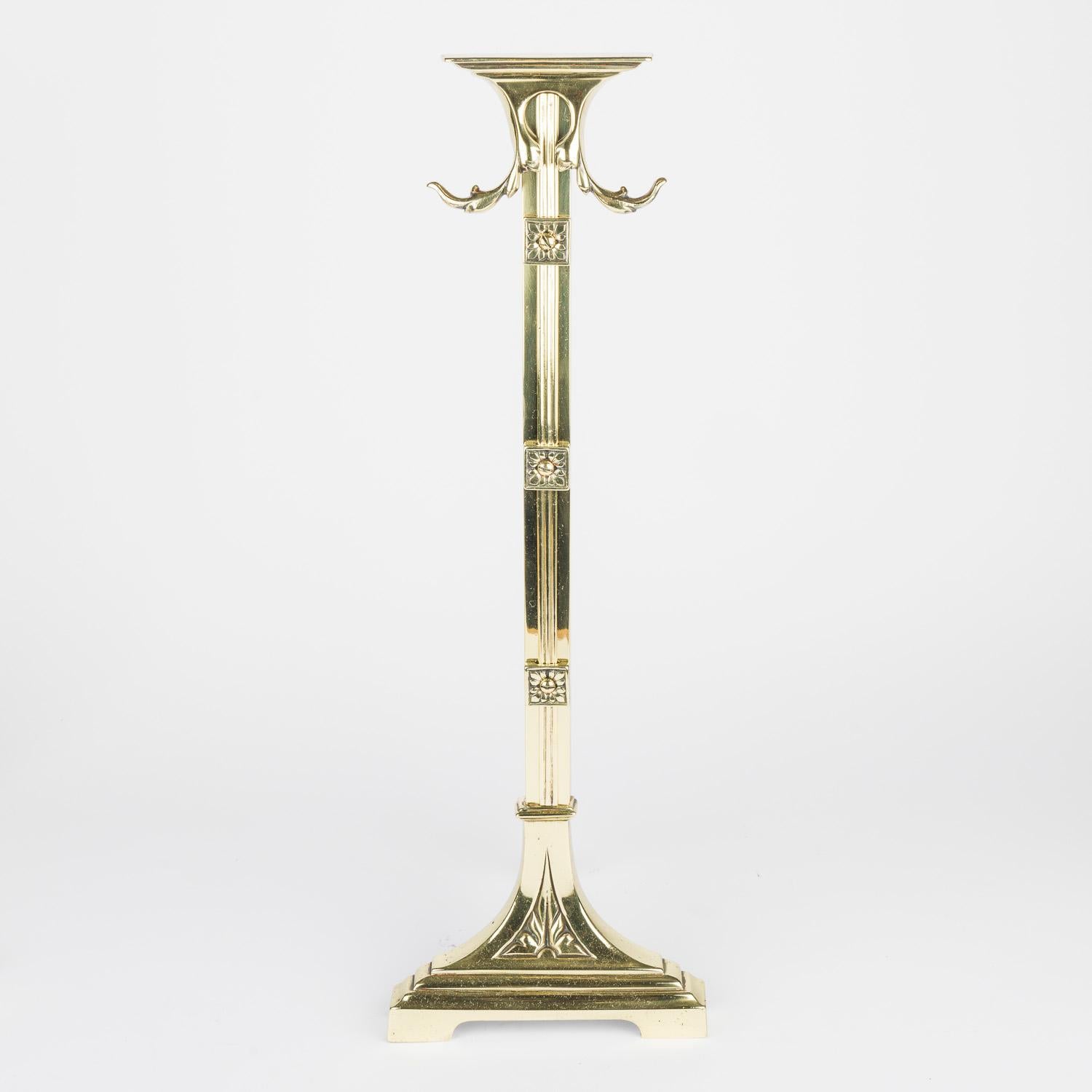 Set di accessori per caminetto in ottone con coppia di cani da tiro e attrezzi da fuoco sospesi, inglese, circa 1900.

Pala, attizzatoio, pinze e spazzola.