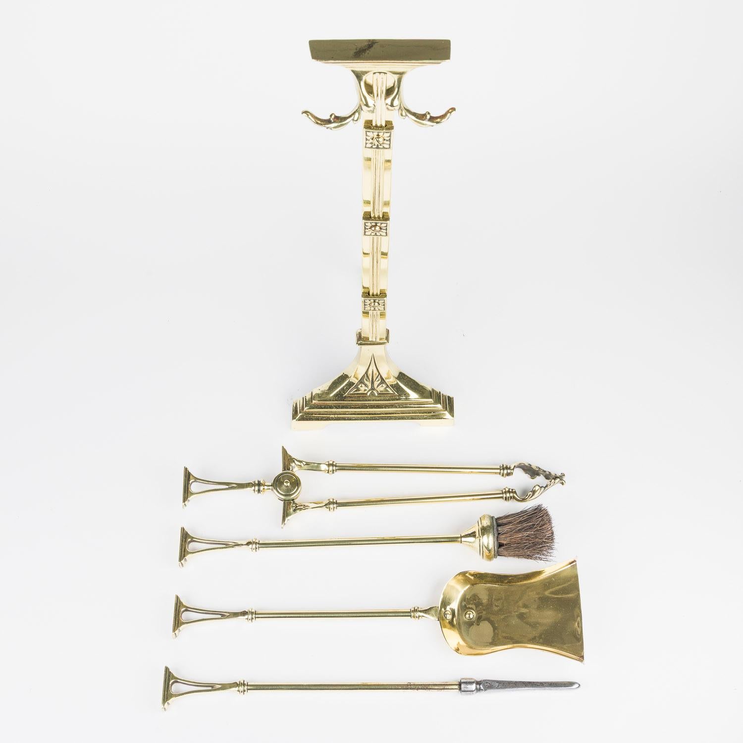 Inglese Set di accompagnamento per caminetto in ottone con coppia di cani da tiro con attrezzi da fuoco appesi in vendita