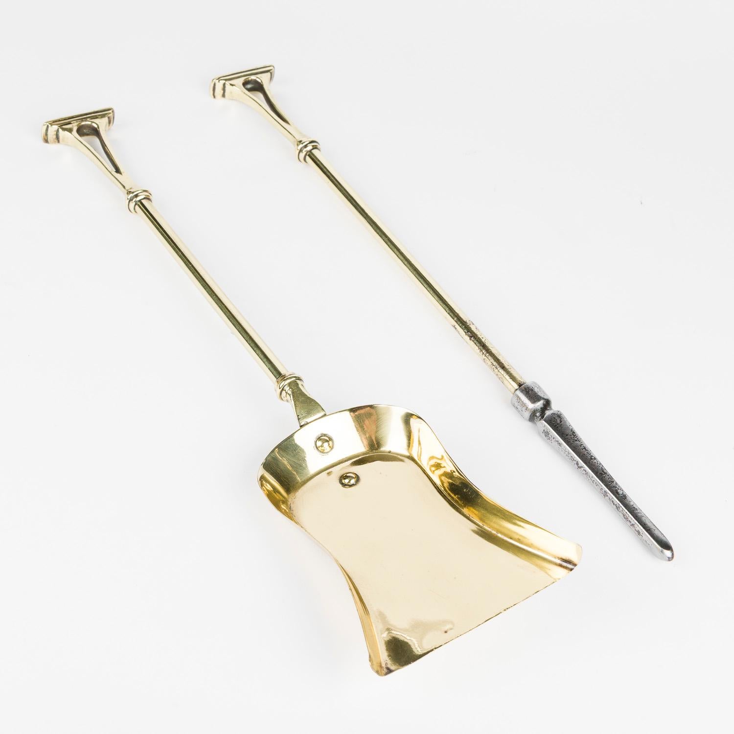 Set di accompagnamento per caminetto in ottone con coppia di cani da tiro con attrezzi da fuoco appesi In condizioni buone in vendita a London, GB