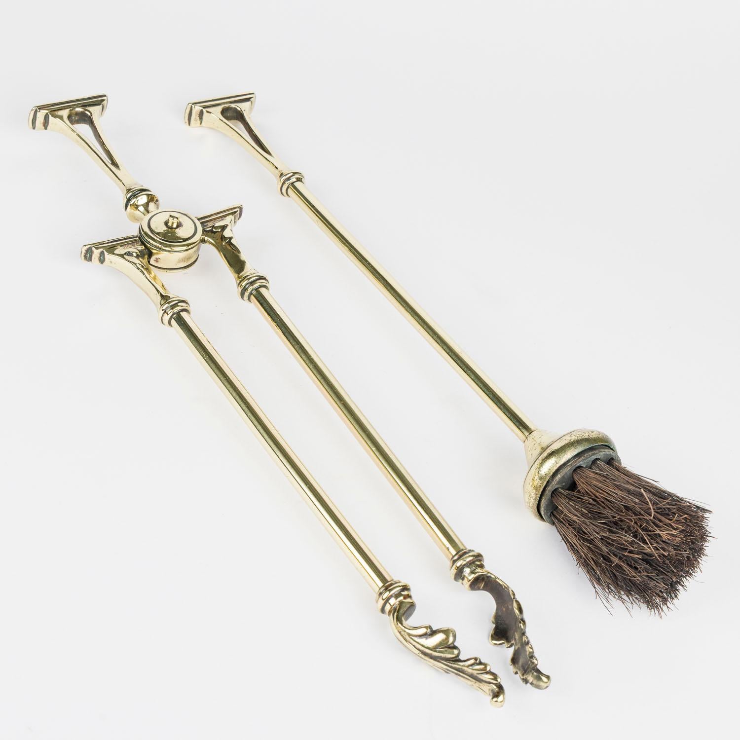 XIX secolo Set di accompagnamento per caminetto in ottone con coppia di cani da tiro con attrezzi da fuoco appesi in vendita