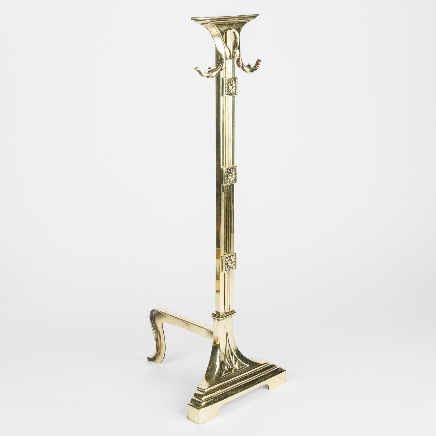 Ottone Set di accompagnamento per caminetto in ottone con coppia di cani da tiro con attrezzi da fuoco appesi in vendita