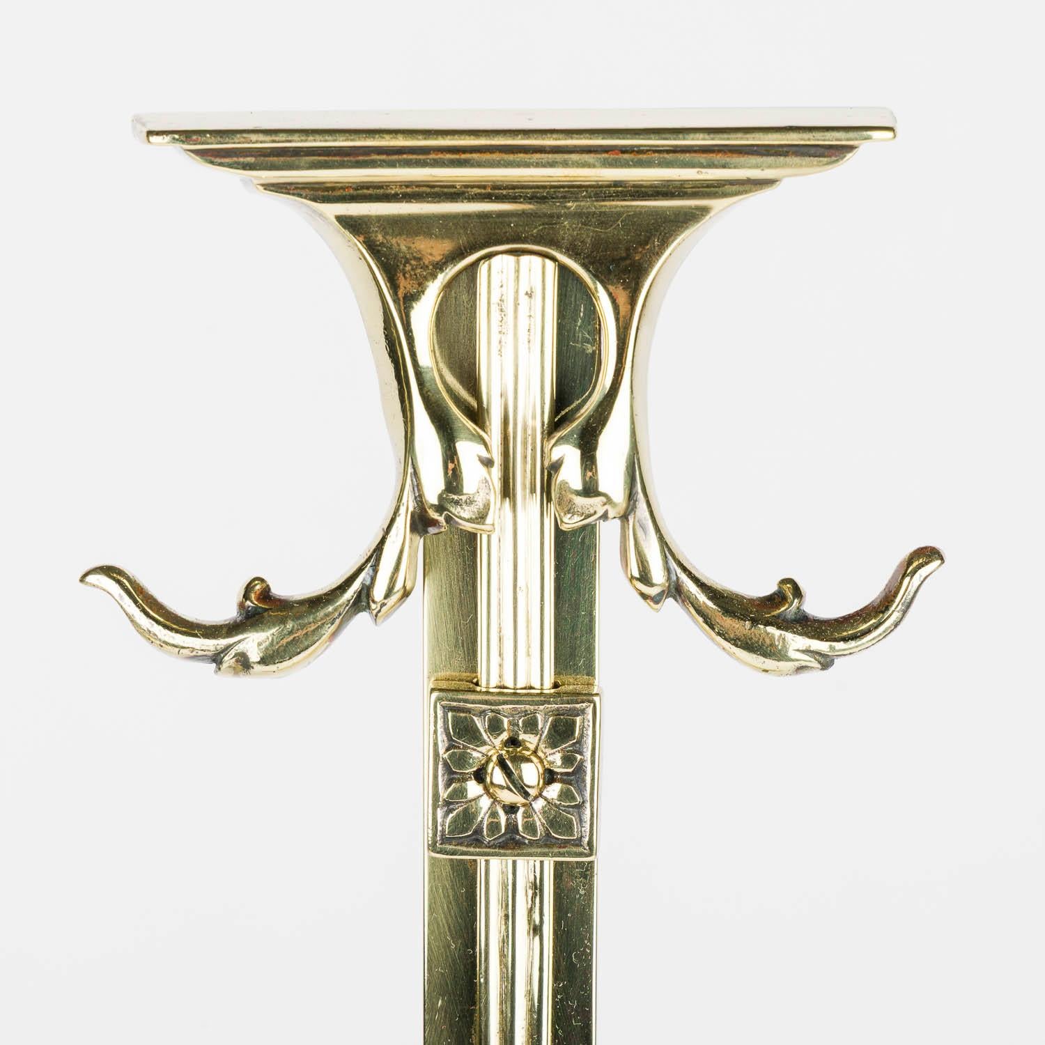 Set di accompagnamento per caminetto in ottone con coppia di cani da tiro con attrezzi da fuoco appesi in vendita 1