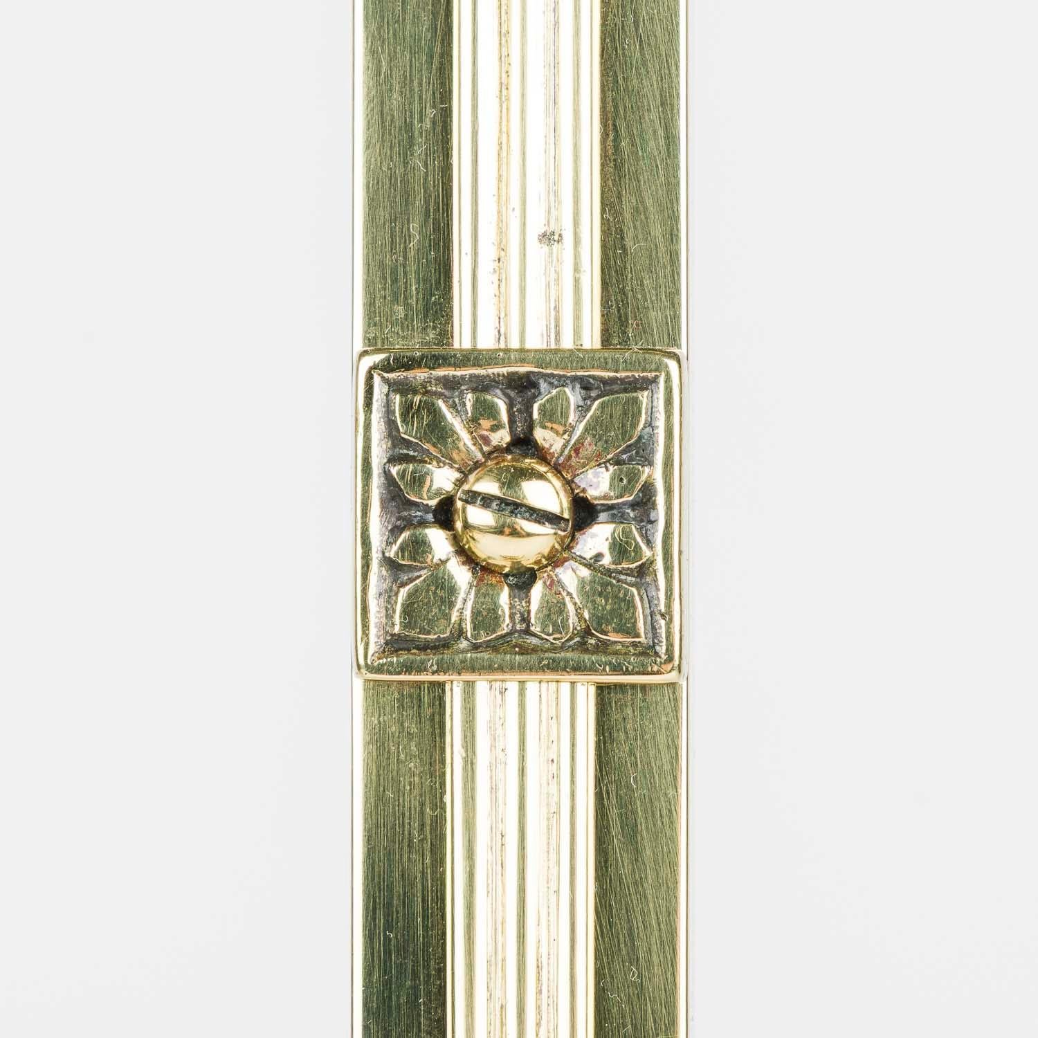 Set di accompagnamento per caminetto in ottone con coppia di cani da tiro con attrezzi da fuoco appesi in vendita 2