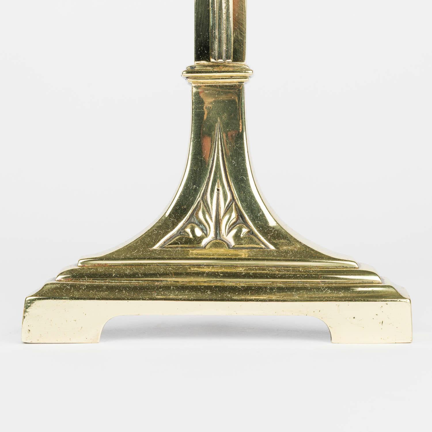 Set di accompagnamento per caminetto in ottone con coppia di cani da tiro con attrezzi da fuoco appesi in vendita 3