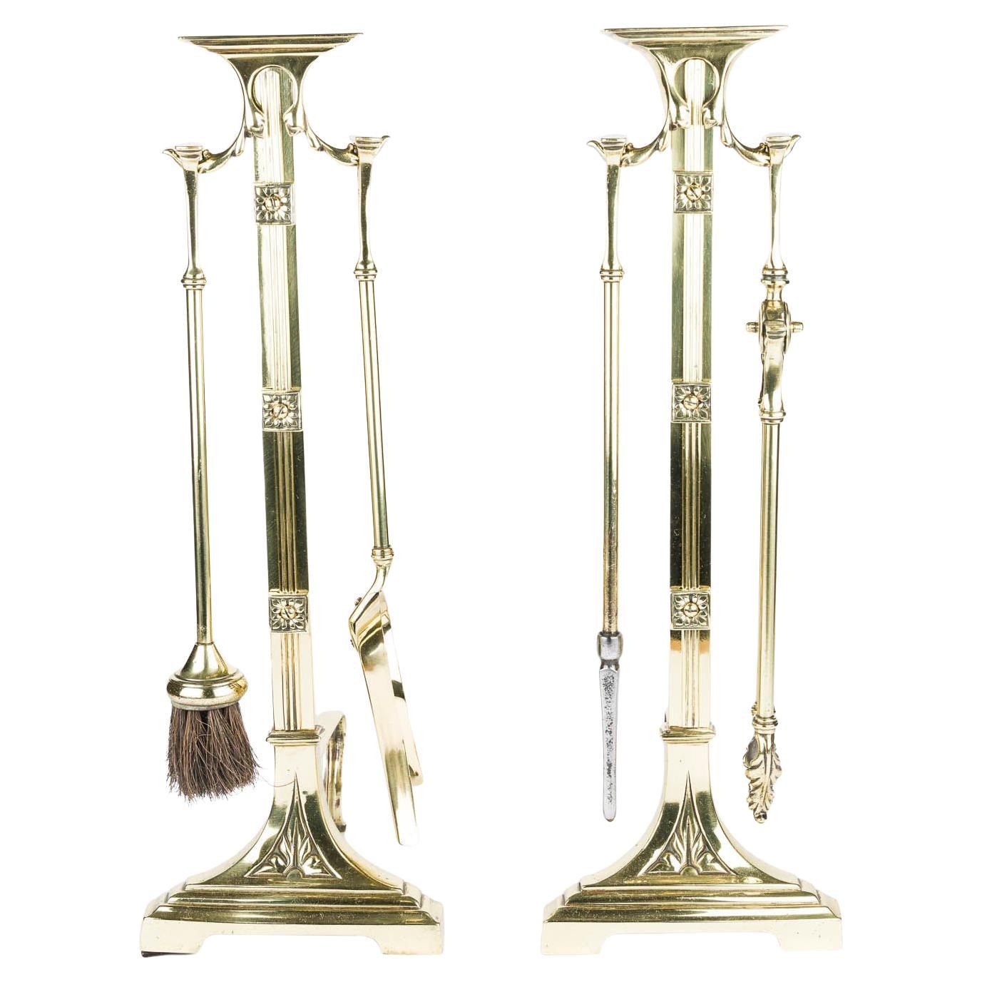 Set di accompagnamento per caminetto in ottone con coppia di cani da tiro con attrezzi da fuoco appesi in vendita