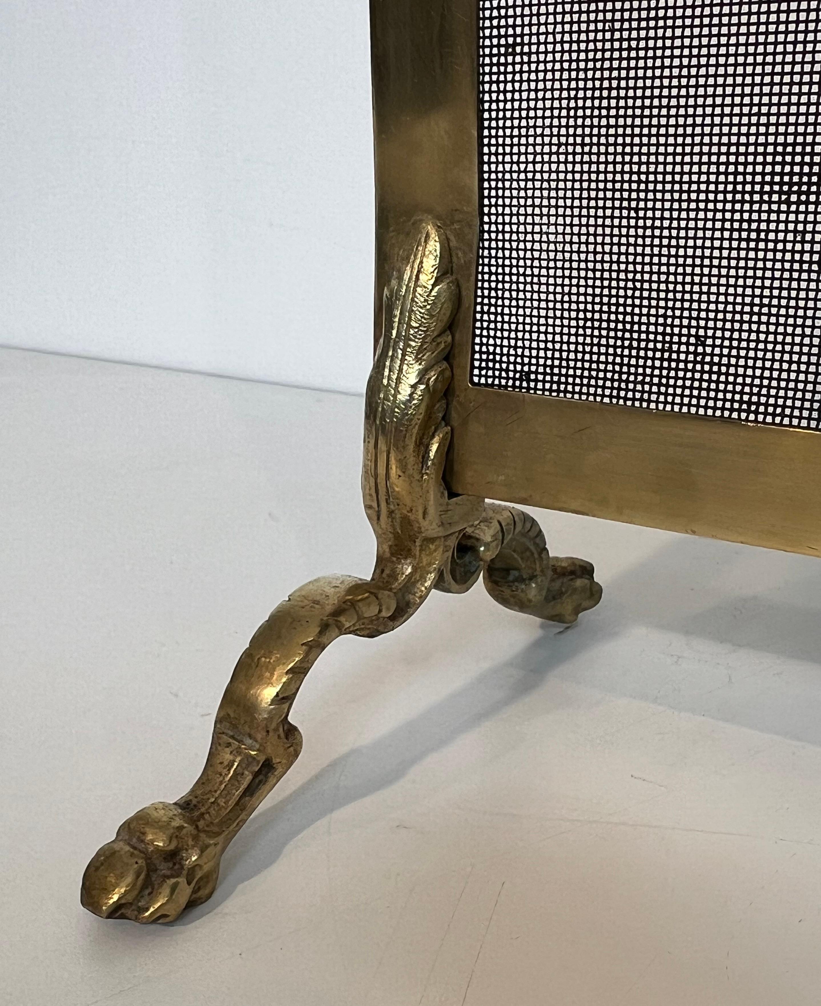 Paravento in ottone per caminetto con decorazioni a mandolino e bouquet di fiori in vendita 3