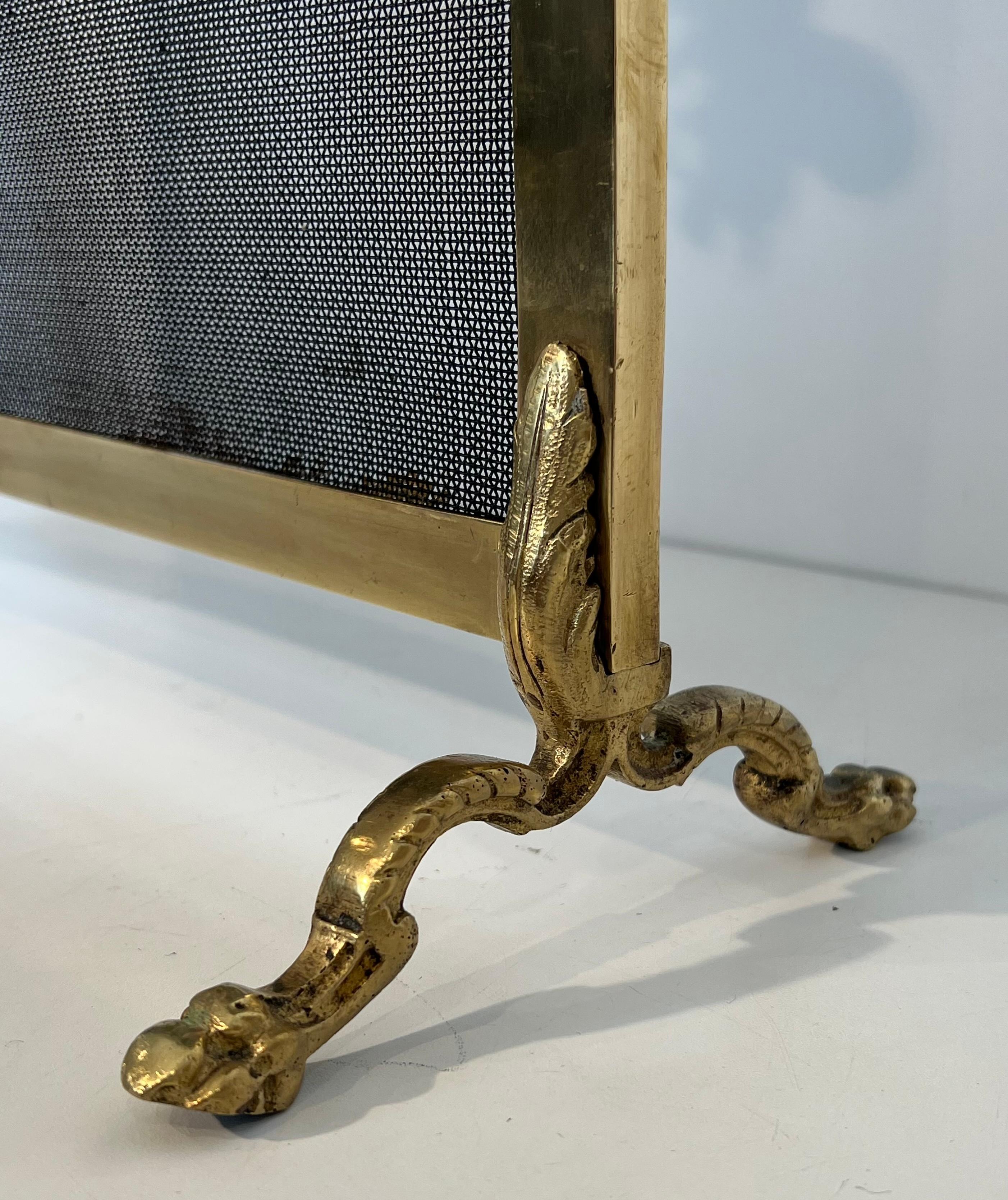 Paravento in ottone per caminetto con decorazioni a mandolino e bouquet di fiori in vendita 4
