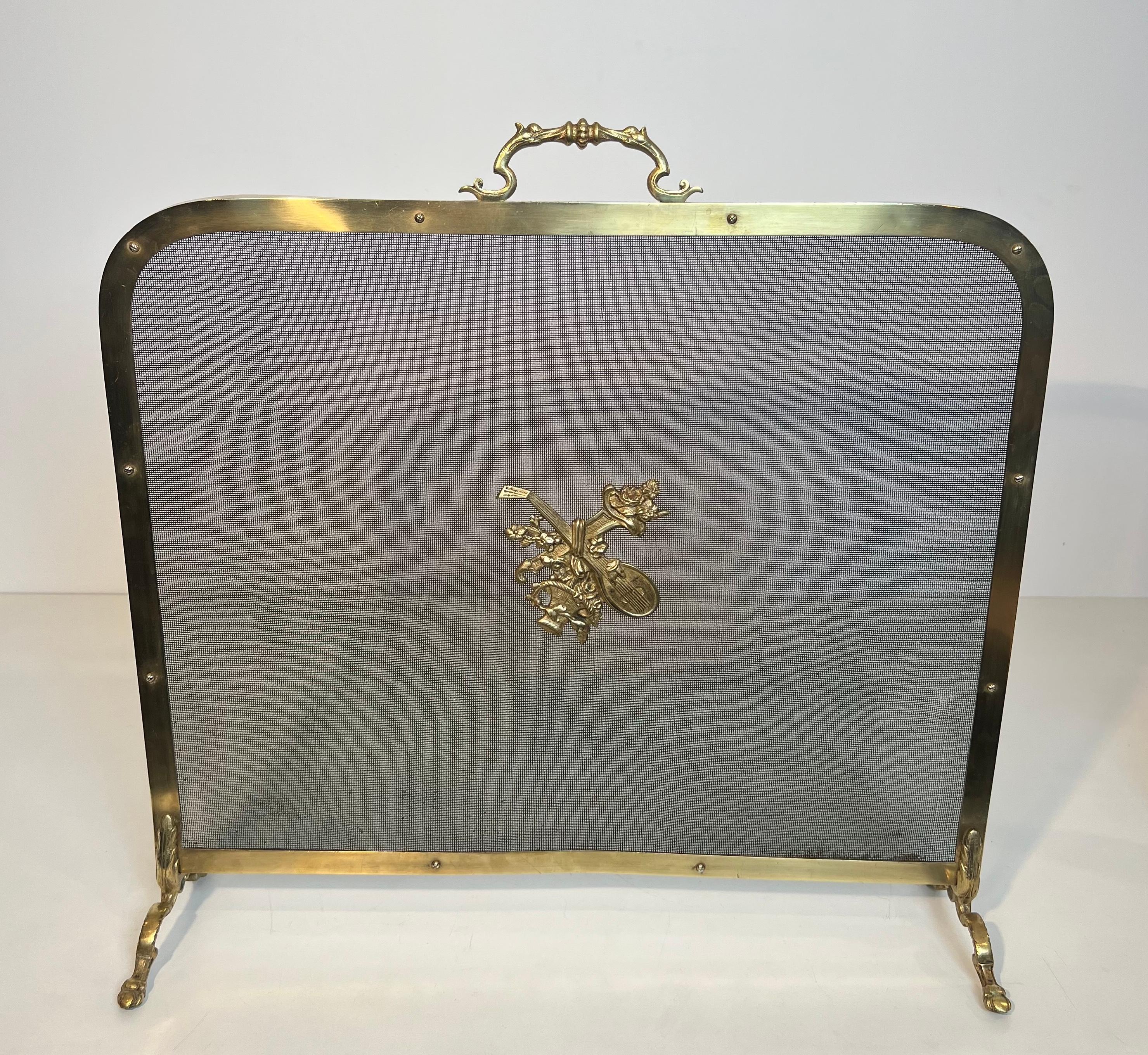 Paravento in ottone per caminetto con decorazioni a mandolino e bouquet di fiori in vendita 5