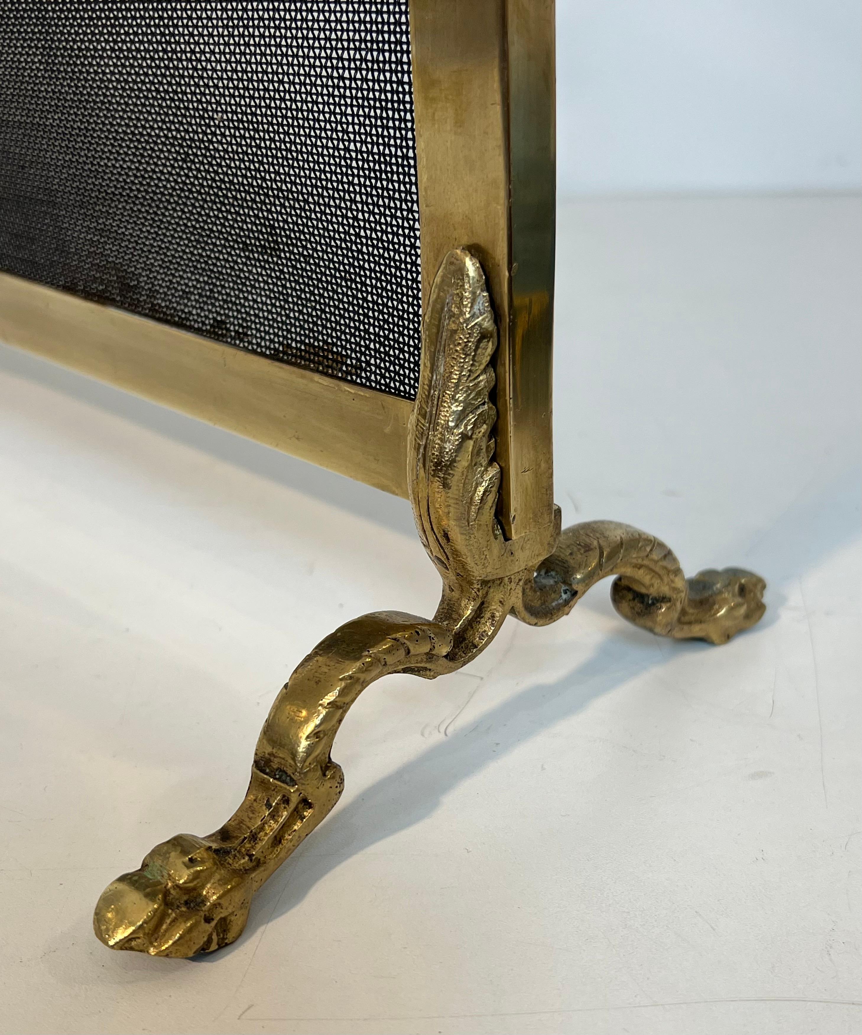 Paravento in ottone per caminetto con decorazioni a mandolino e bouquet di fiori in vendita 12
