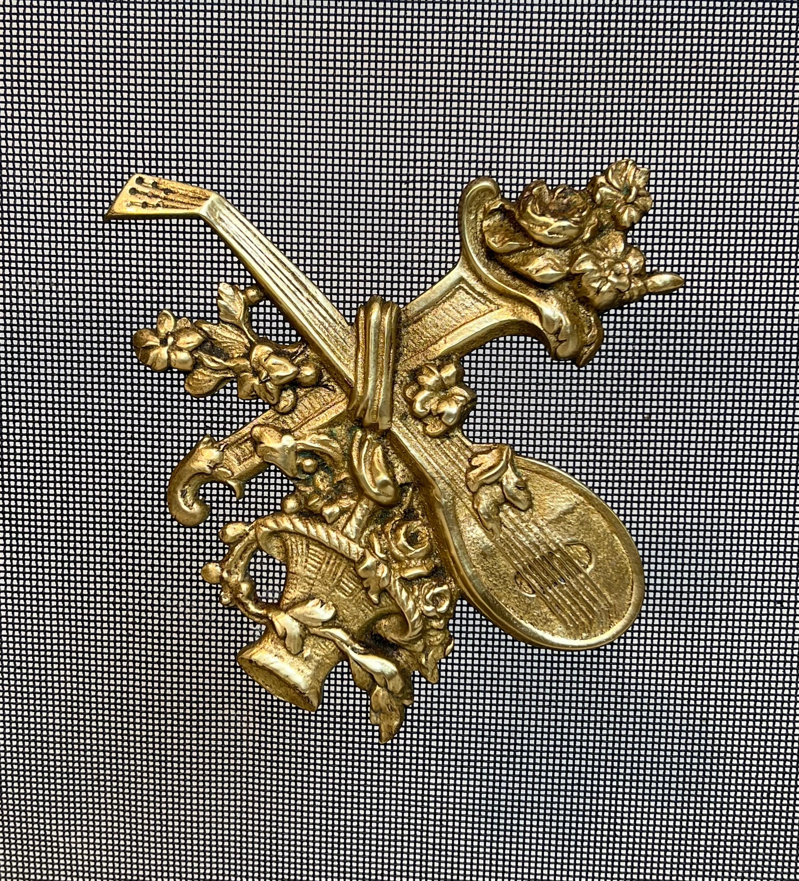 Paravento in ottone per caminetto con decorazioni a mandolino e bouquet di fiori in vendita 1