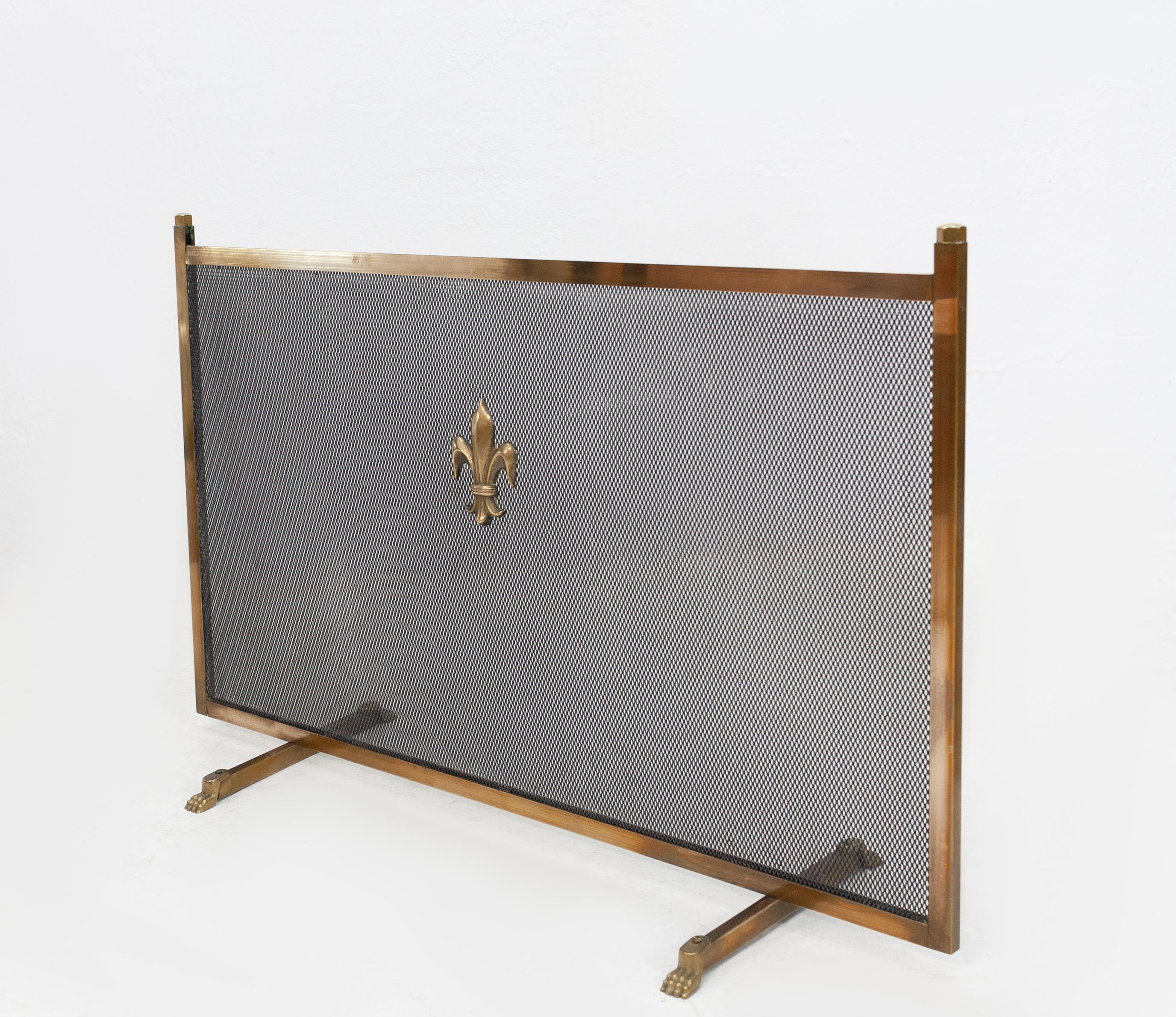 Brass fireplace tools comes with a brass screen. Very nice attractive set, 1940-1950
good condition.
Measures: Fireplace set height 74 cm, width 25 cm, depth 20 cm.