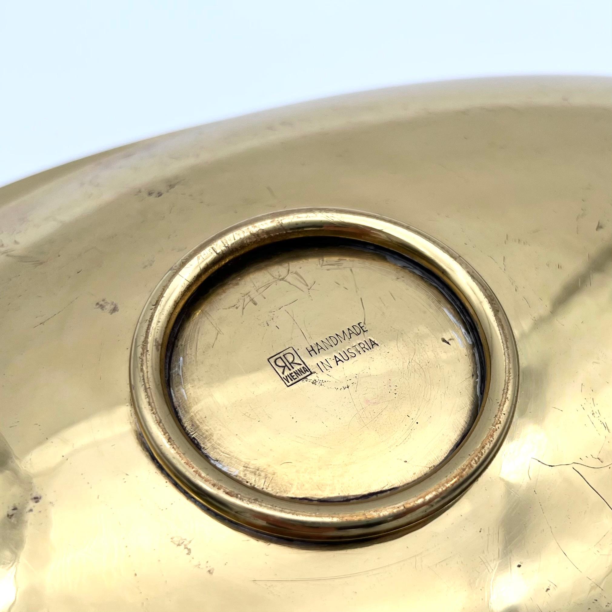 Elegante ciotola in ottone a forma di pesce di Richard Rohac, con motivo martellato, realizzata a mano in Austria, 
La ciotola è firmata sul lato inferiore con il suo marchio di fabbrica [R rovesciata in un quadrato].

Rohac iniziò e completò il