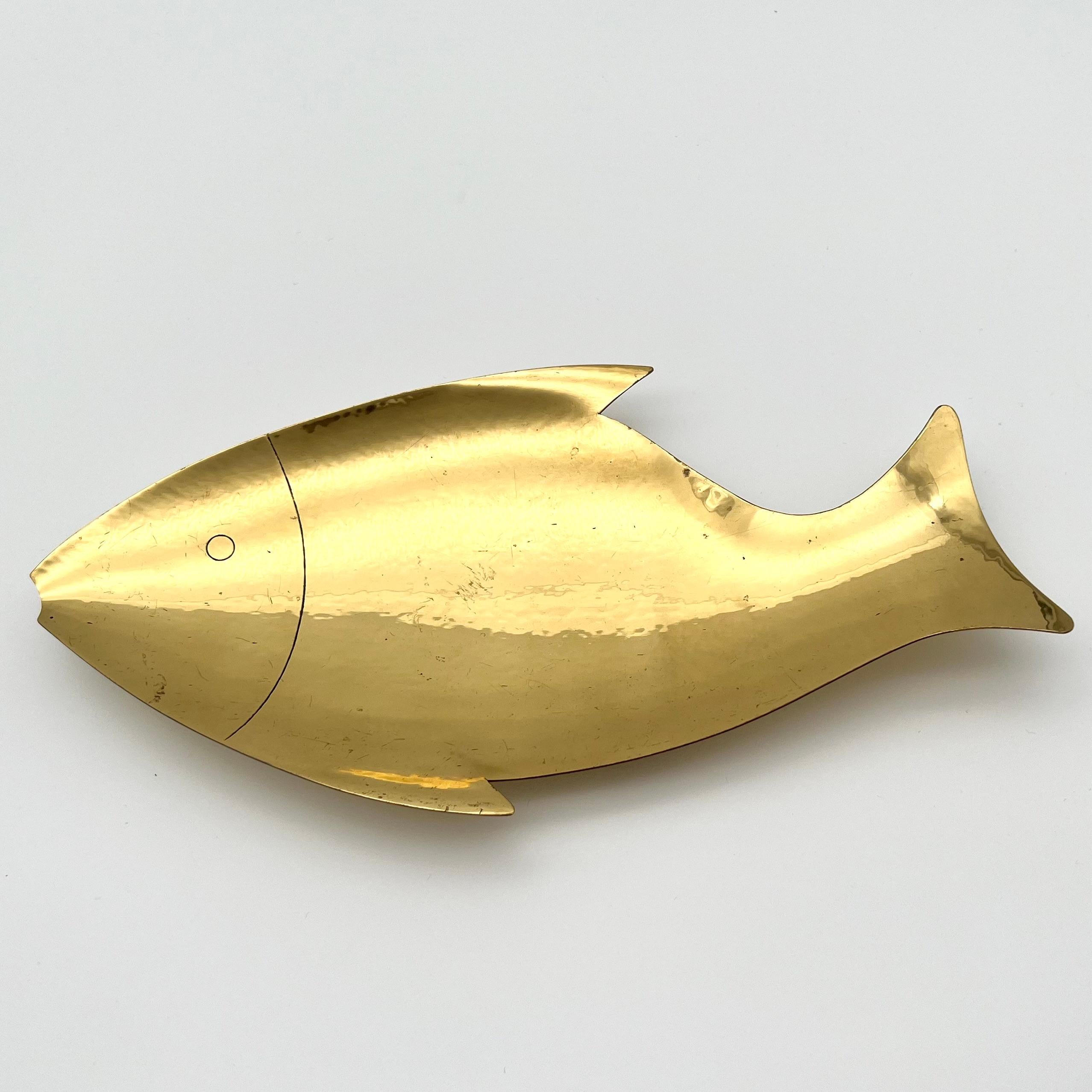 Autrichien Bol à poisson en laiton de Richard Rohac, signé, fabriqué à la main en Autriche, années 1950 en vente