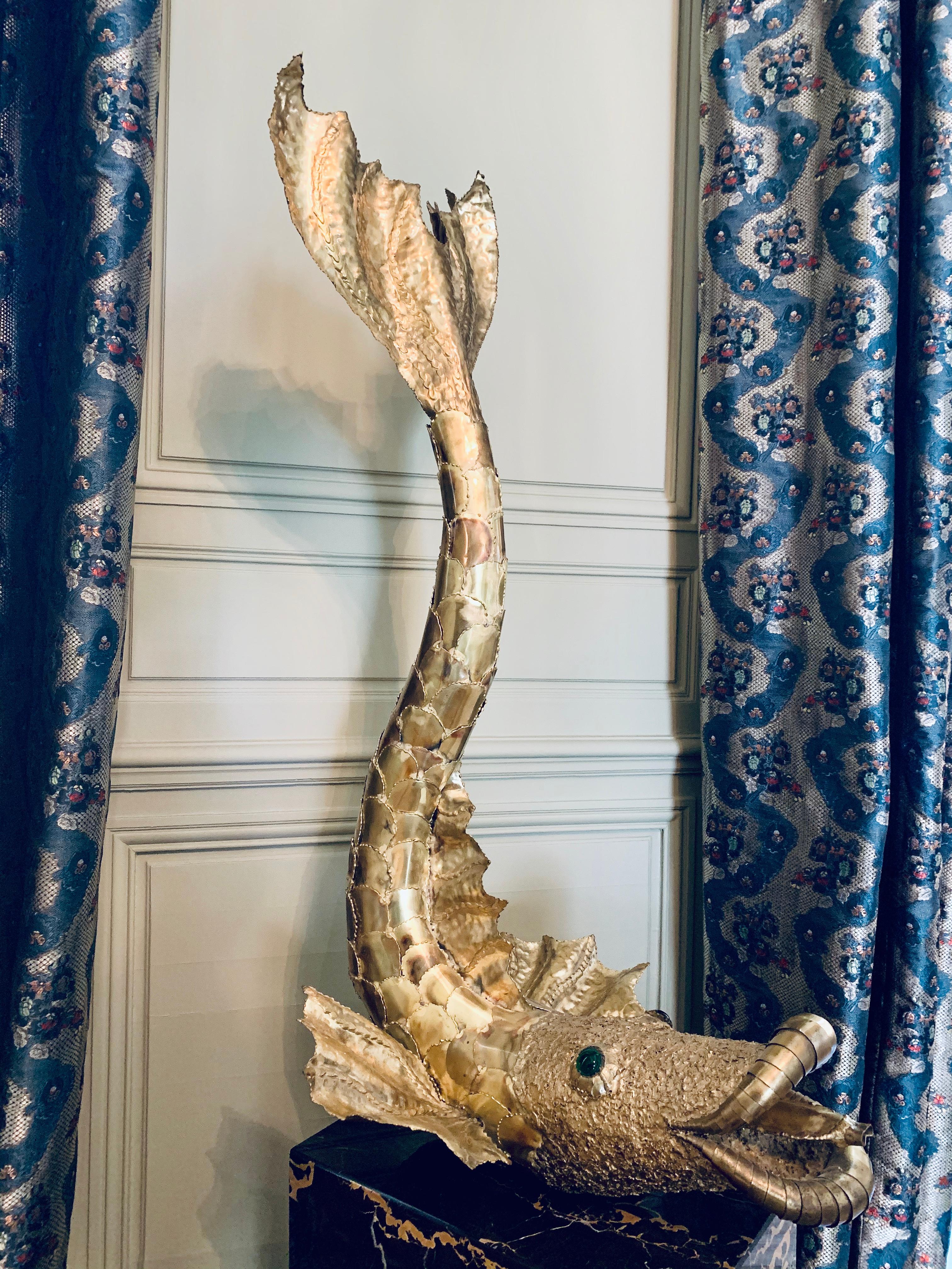 Sculpture representing a hammered brass fish and green sulphide eyes, used as a fountain. With its Portor marble base.
Artistic style belonging to the 1980s-1990s.
Henri Fernandez is a French metallo-sculptor painter who made furniture, fountains,