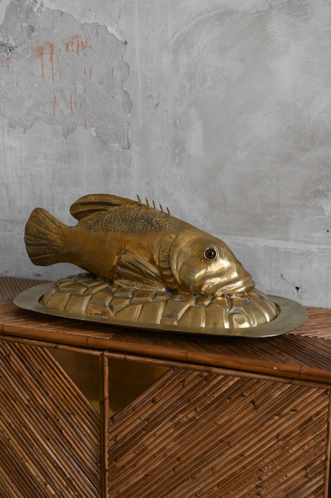 Serviertablett für Fische aus Messing - Molto Editions, 1970er Jahre (21. Jahrhundert und zeitgenössisch) im Angebot