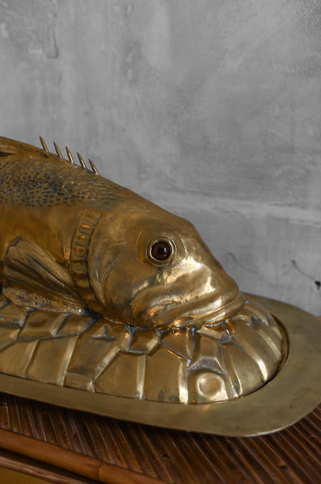 Serviertablett für Fische aus Messing - Molto Editions, 1970er Jahre im Angebot 1