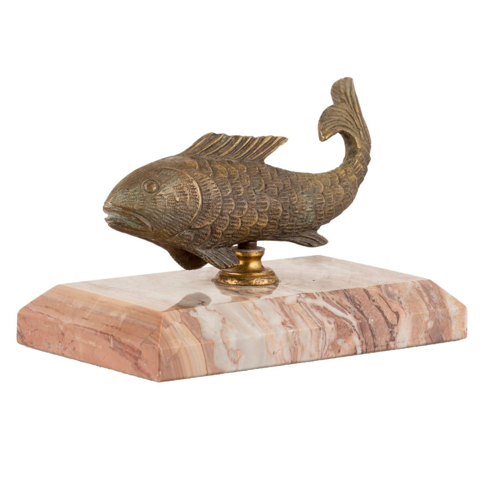 Ariel brass fish with beige marble base In New Condition For Sale In Firenze, FI